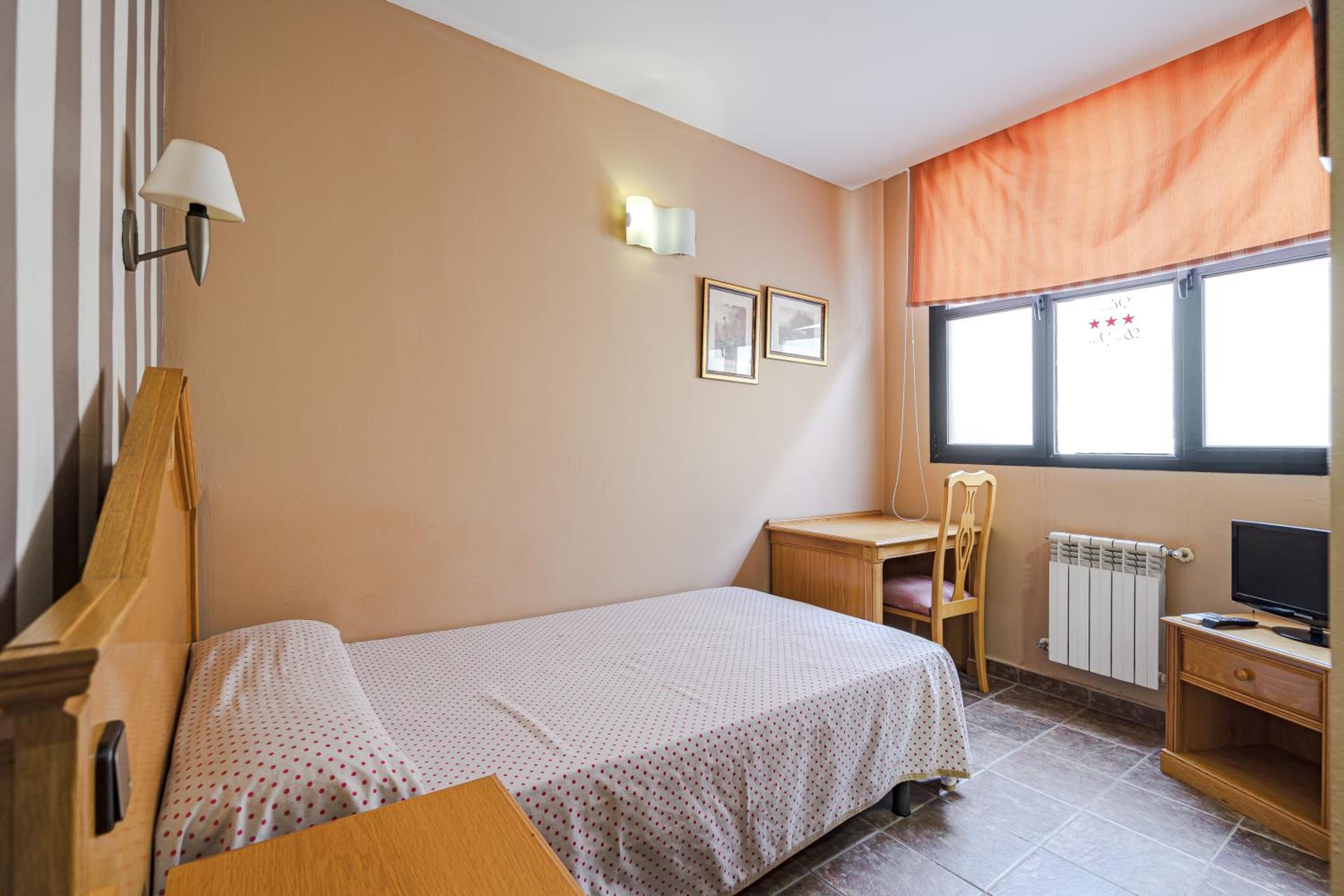 Single Room with Private Bathroom photo 2