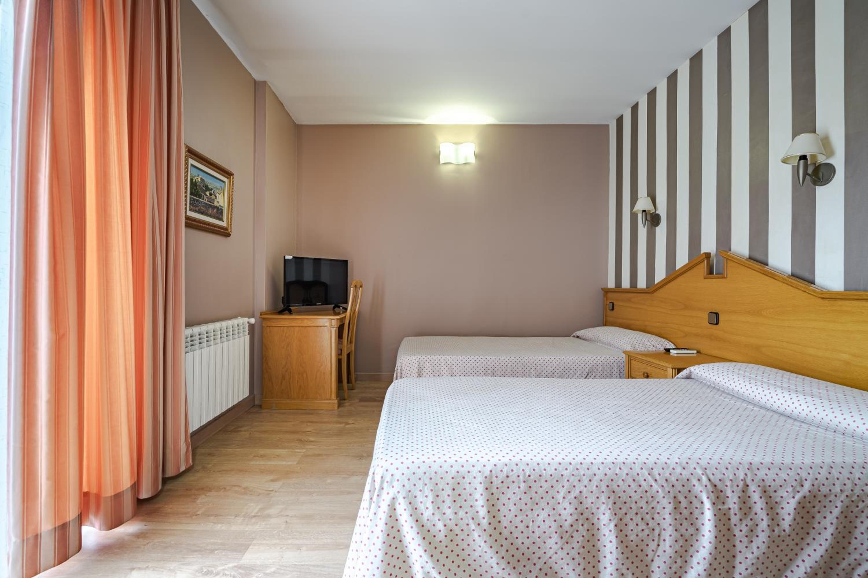 Twin Room with Private Bathroom photo 3