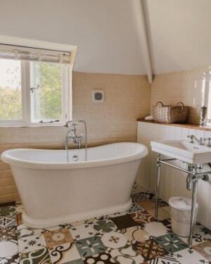 Seven-Bedroom House photo 3