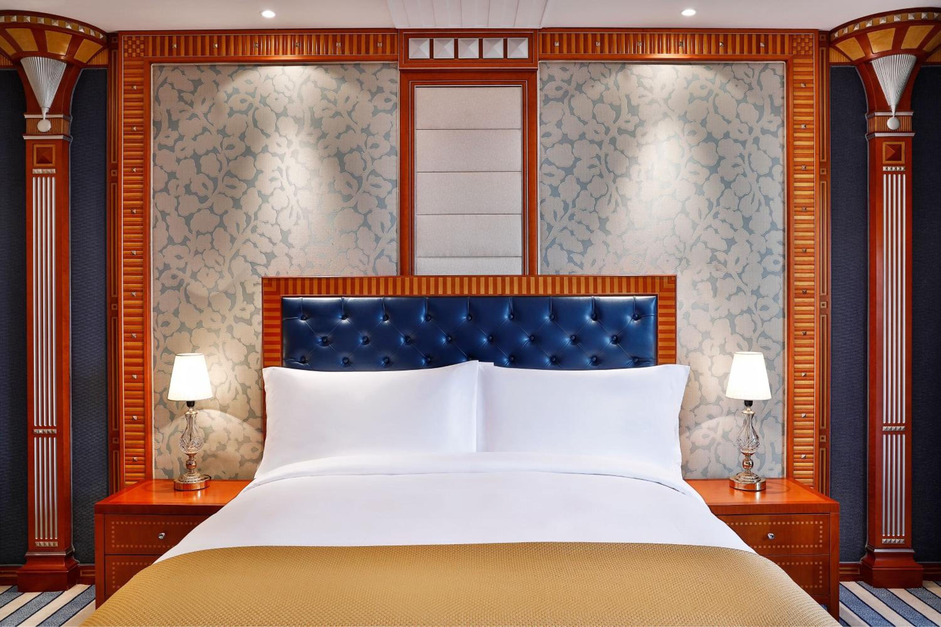 Premier Room, 1 King, City view, High floor
