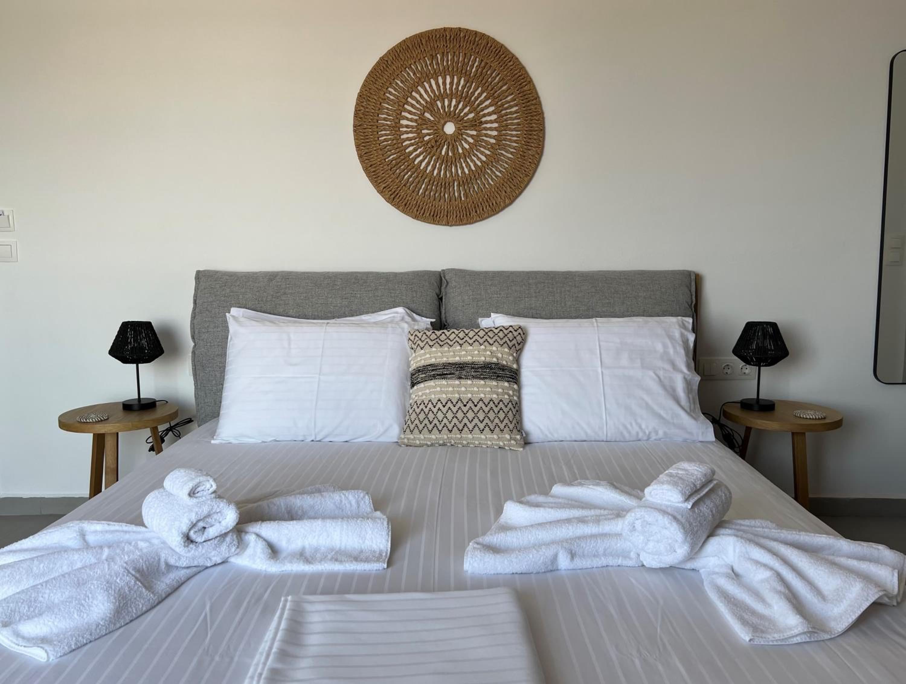 Deluxe Double Room with Side Sea View photo 2
