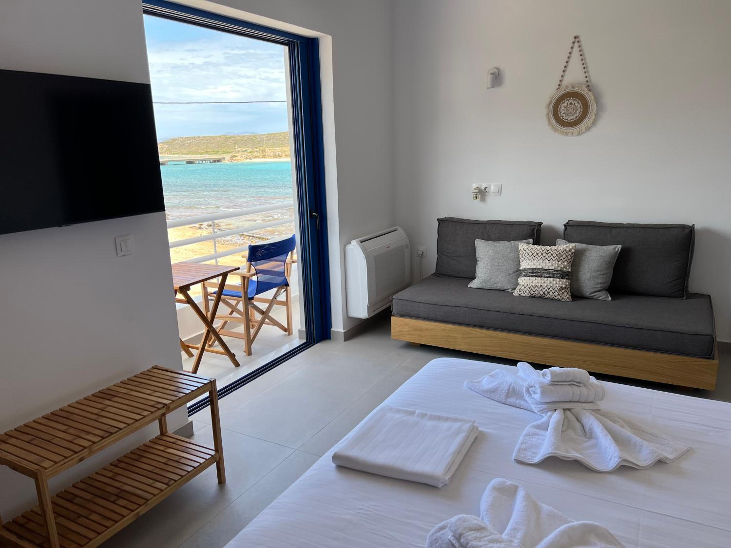 Deluxe Double Room with Side Sea View photo 3