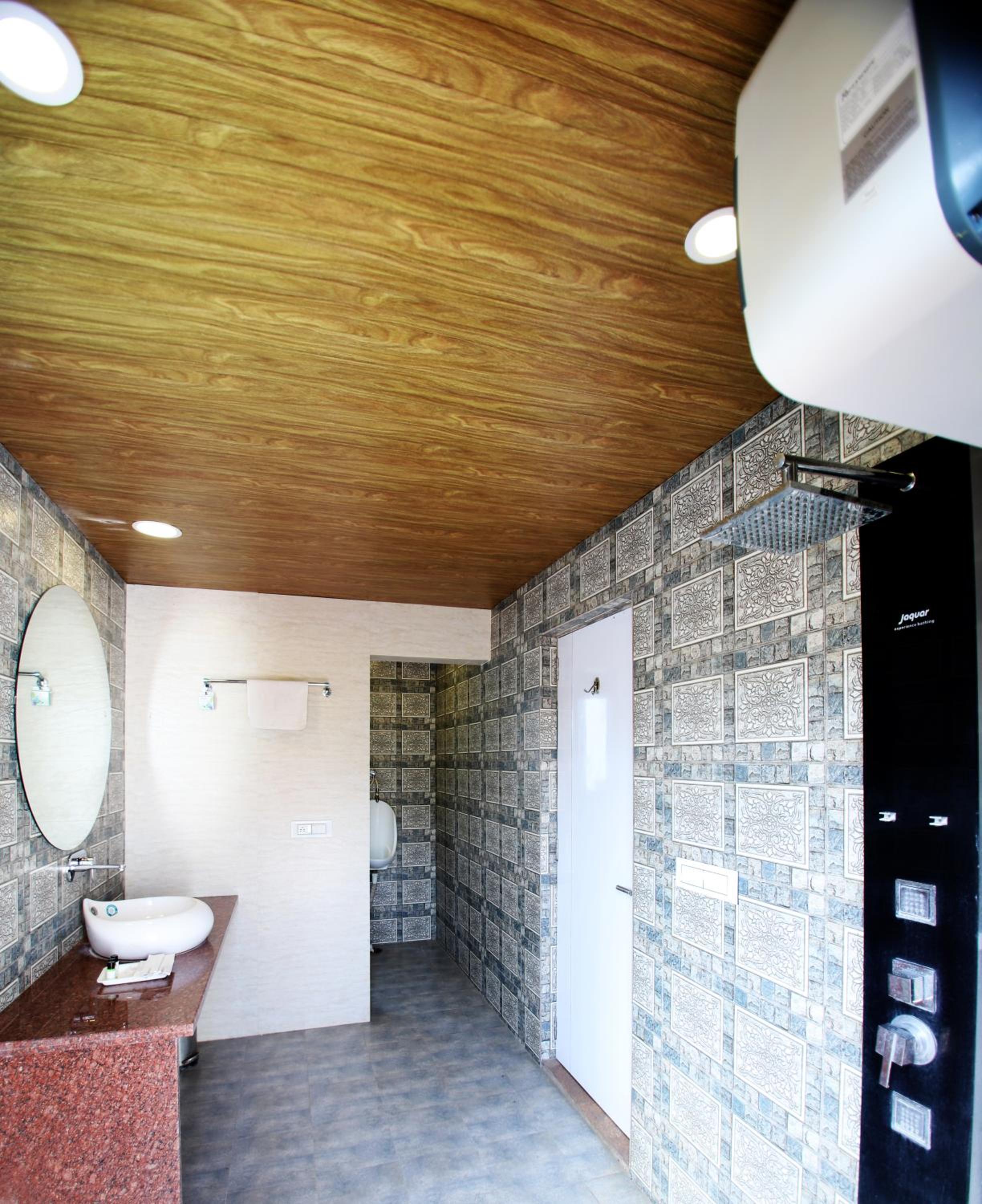 Suite - Photo 24