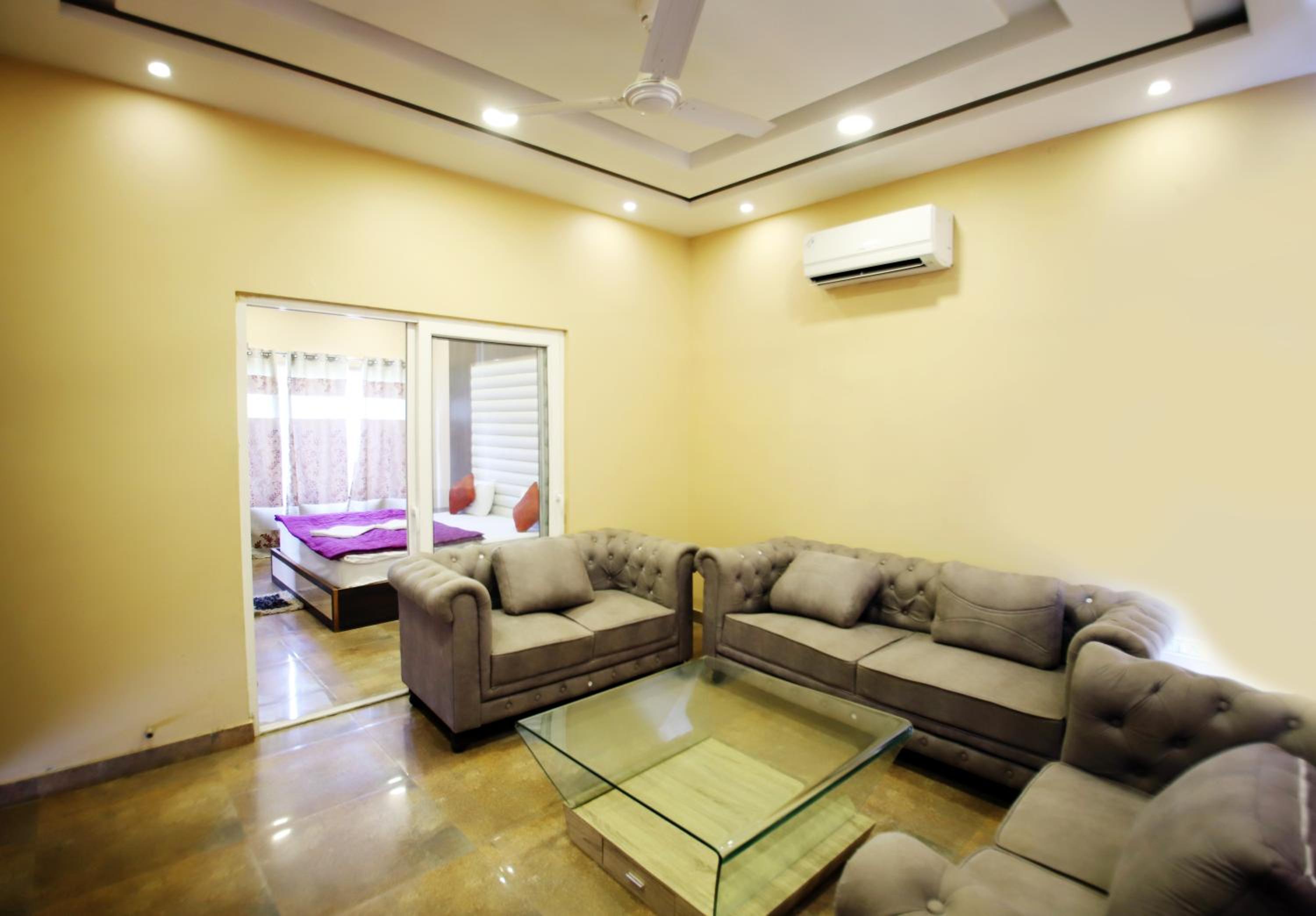 Suite - Photo 17