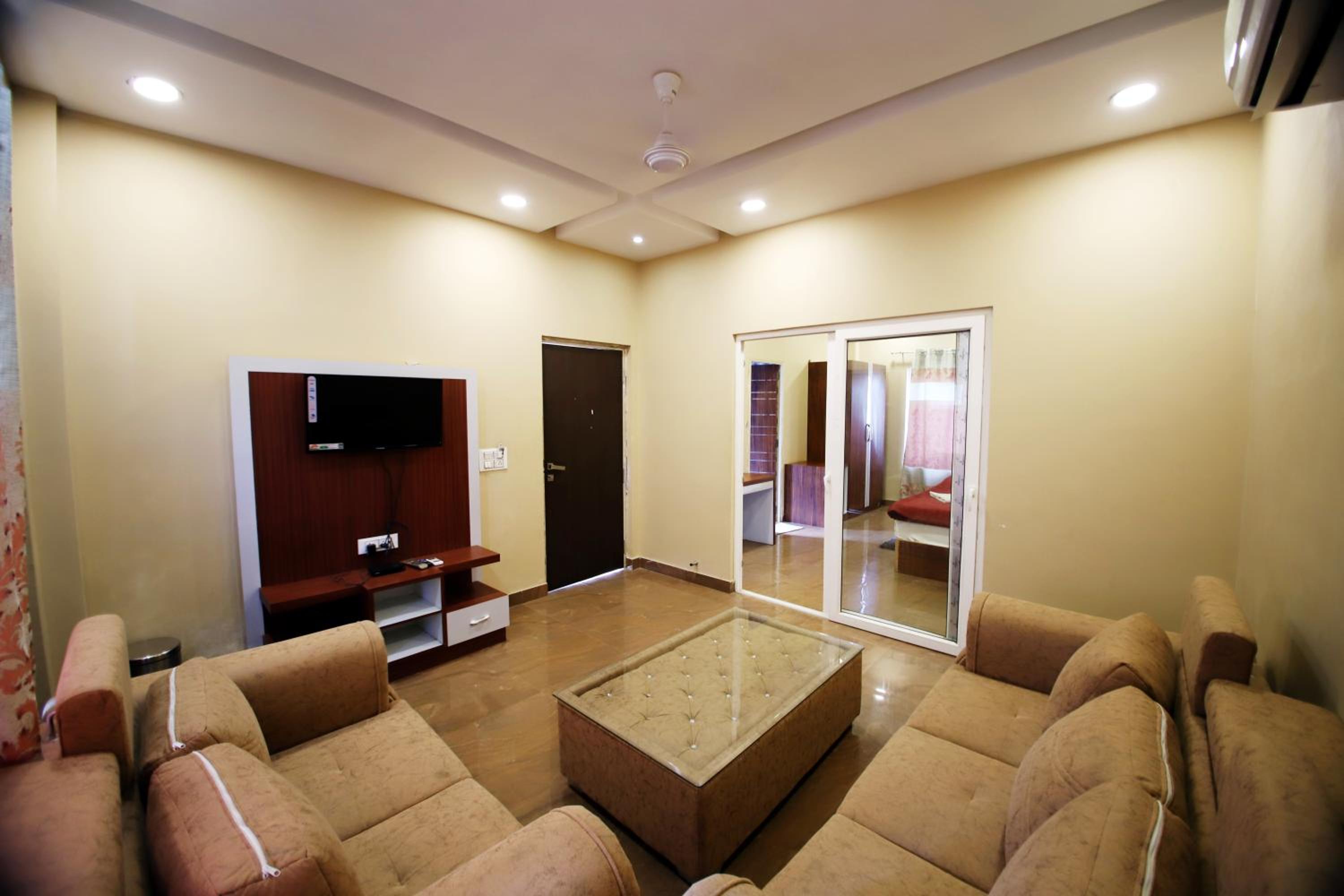 Suite - Photo 23