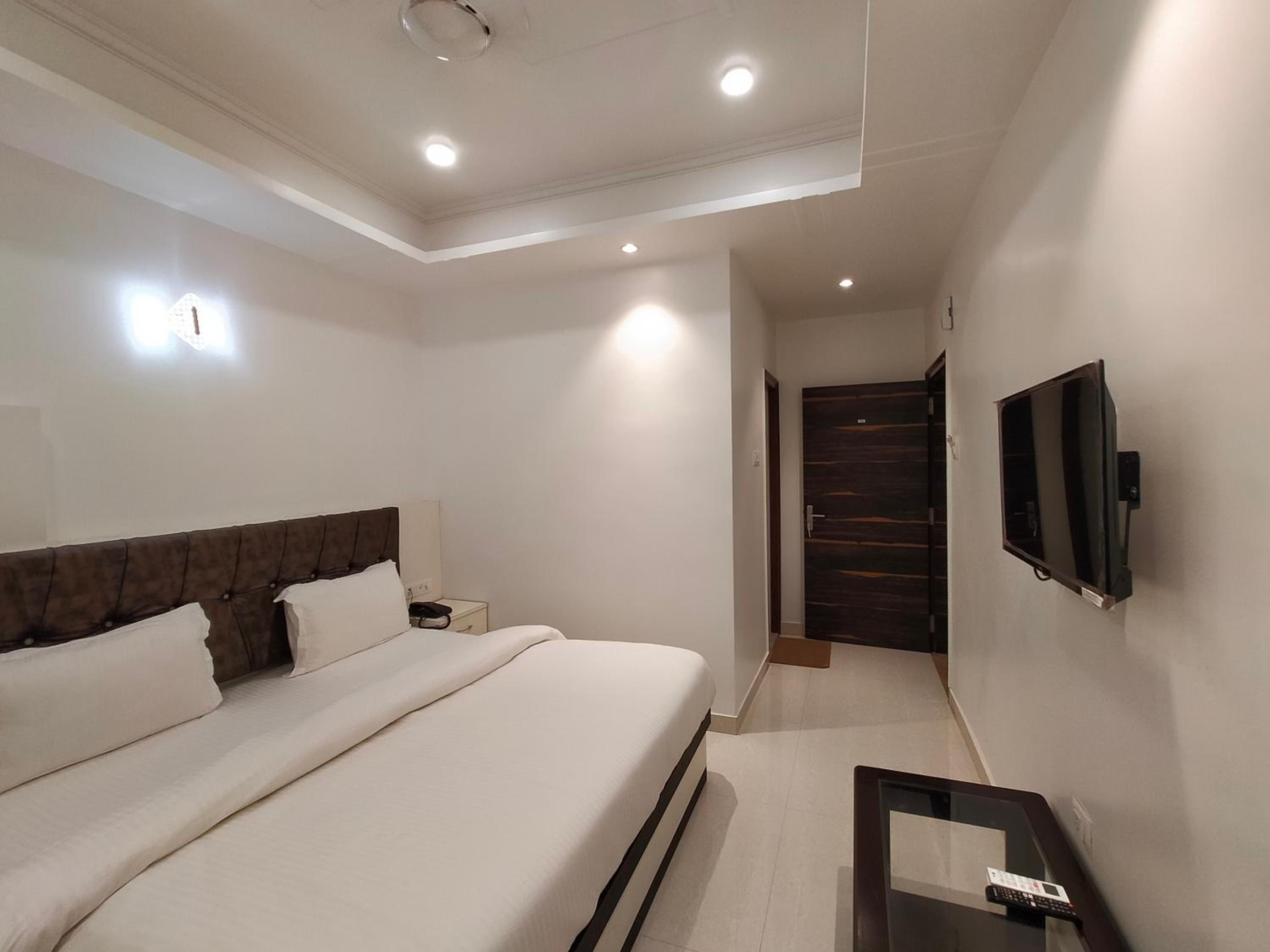 Deluxe Double Room - Photo 9
