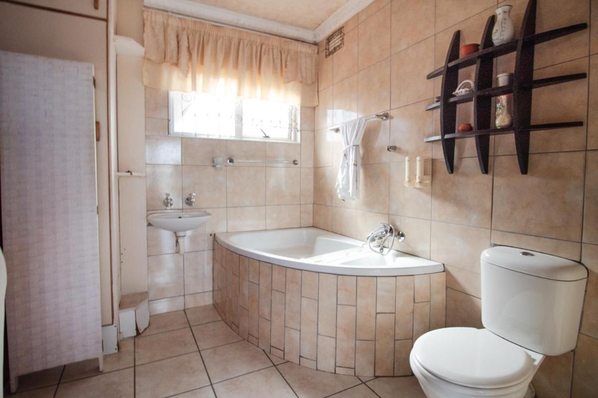 Deluxe Suite with Spa Bath photo 3