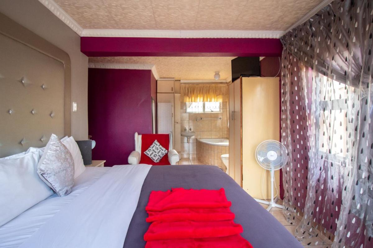 Deluxe Suite with Spa Bath photo 2