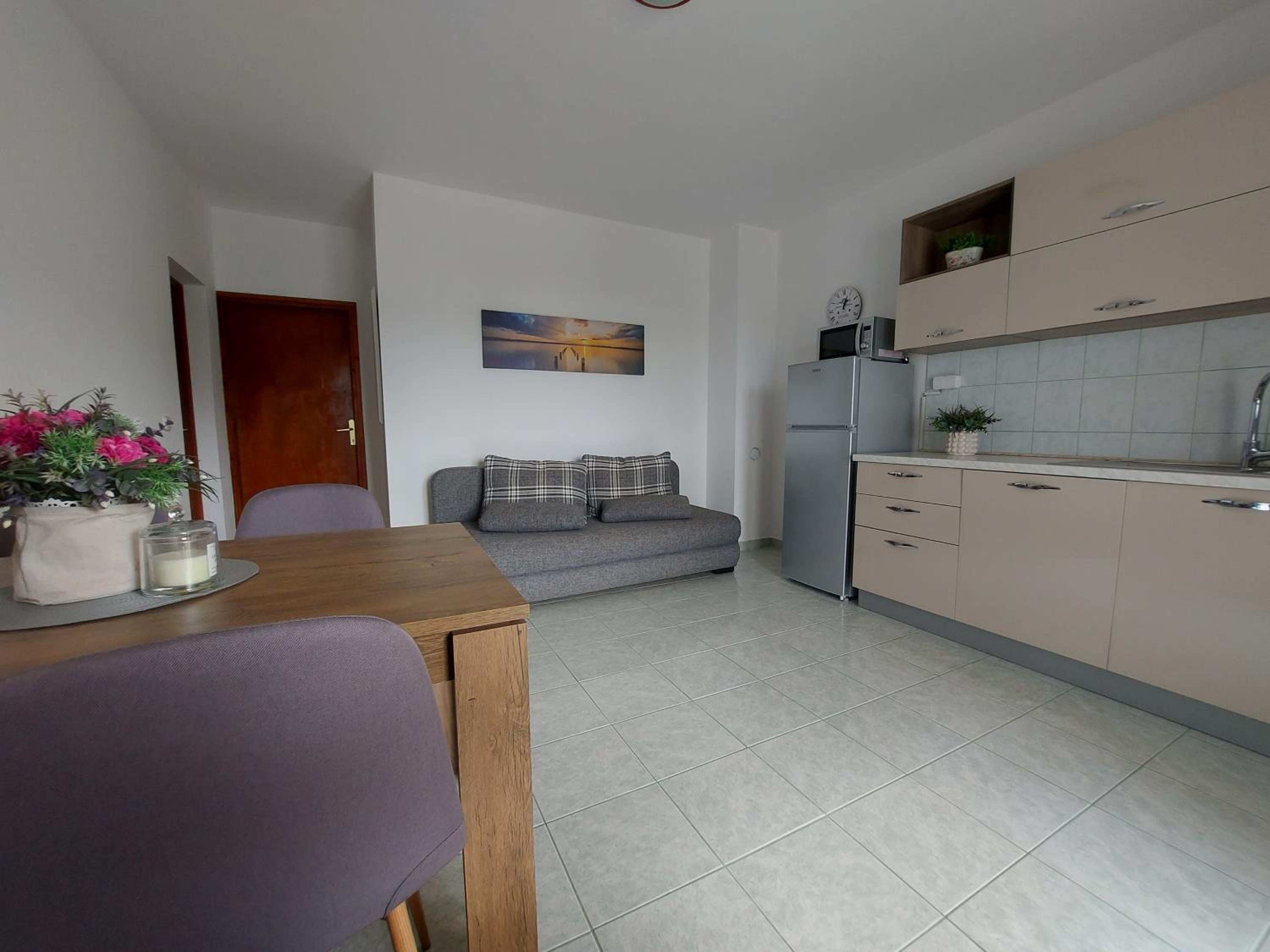 One-Bedroom Apartment - Photo 2
