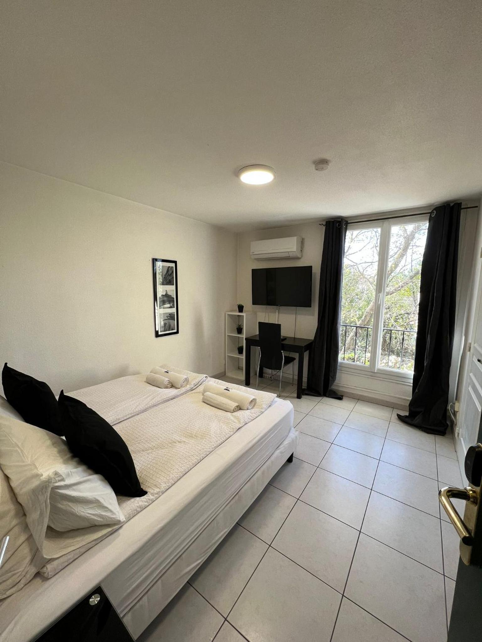 Apartment with Balcony - Photo 2
