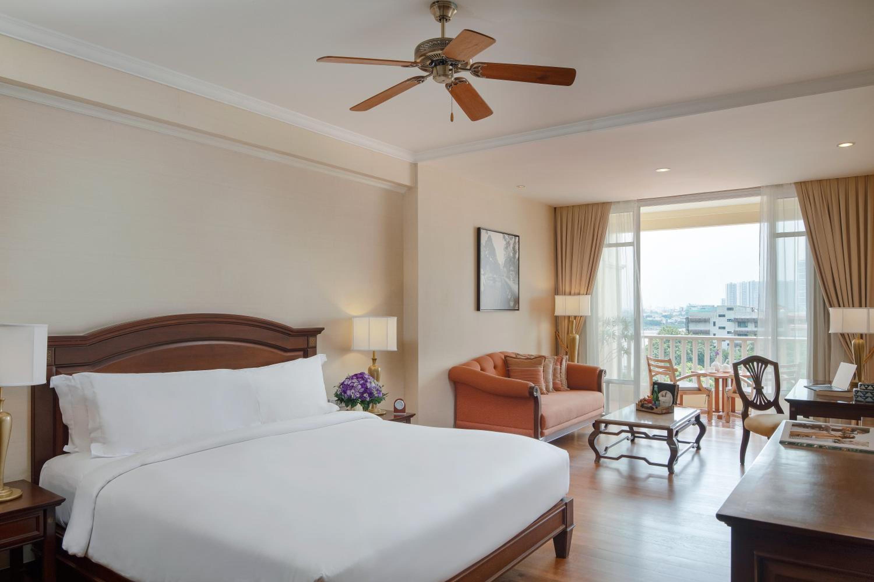 Luxury Club King Room with Executive Lounge Access - Photo 2