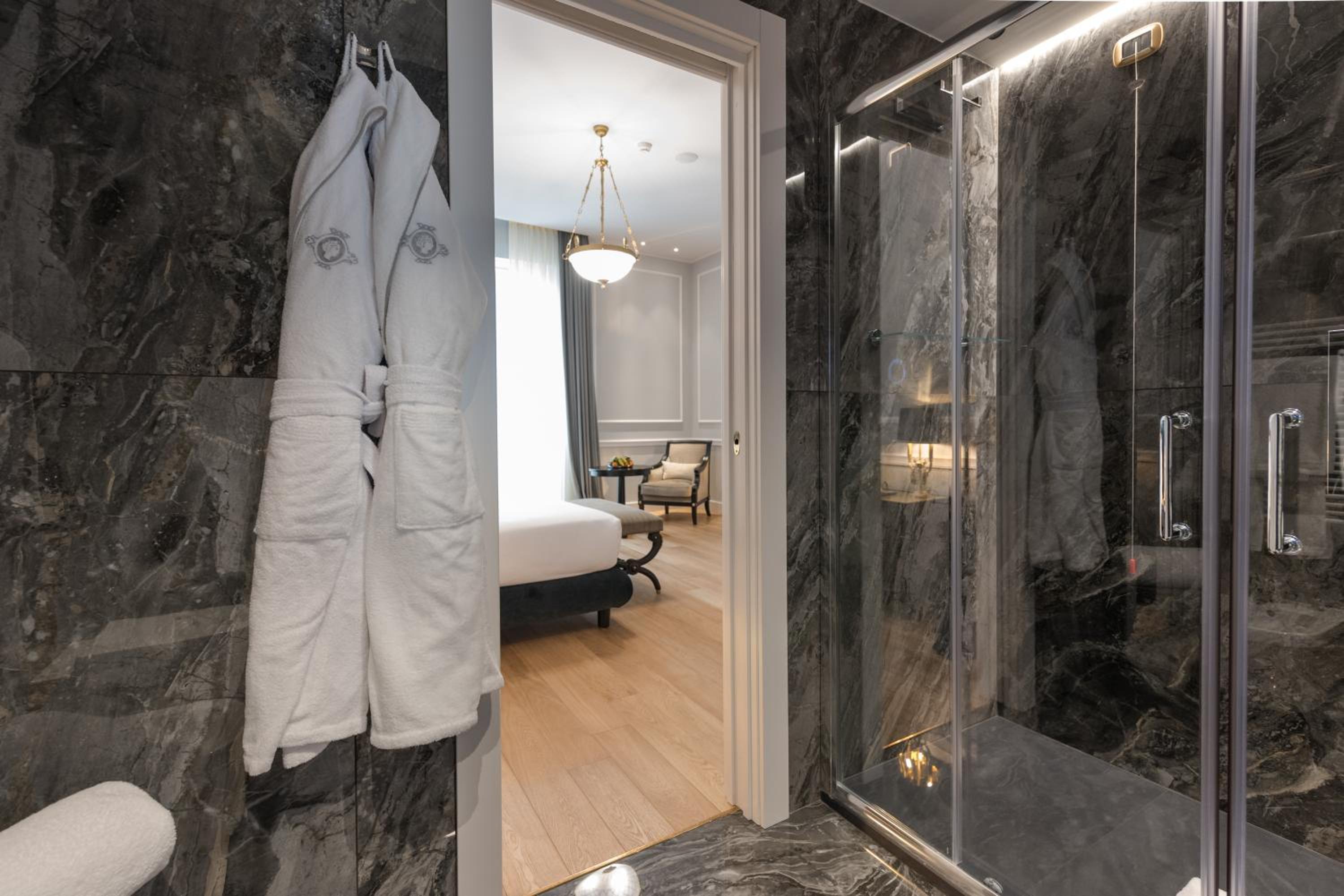 Suite - Photo 2
