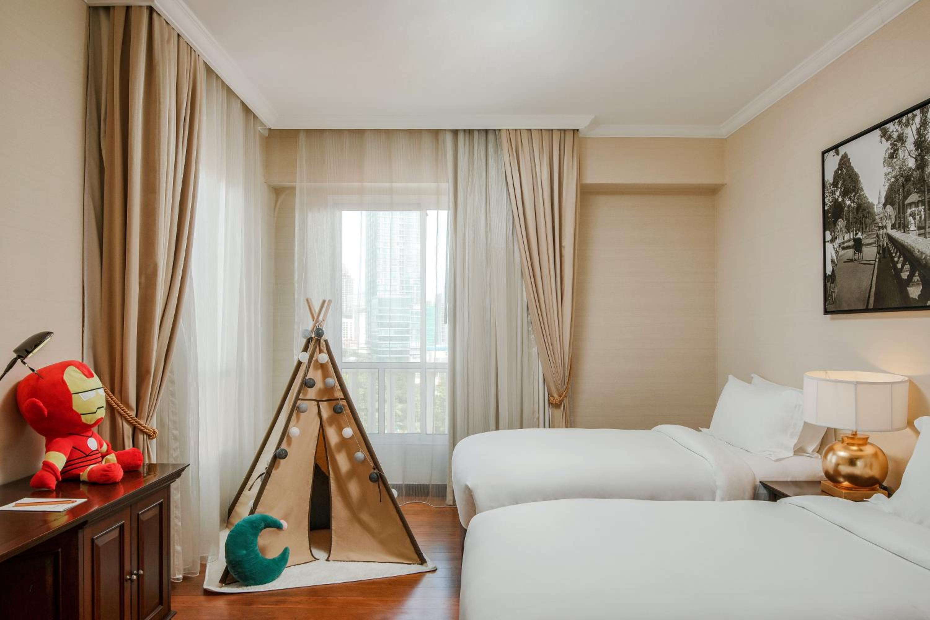 Junior Family Suite with One King Bed and Two Single Beds - Photo 8