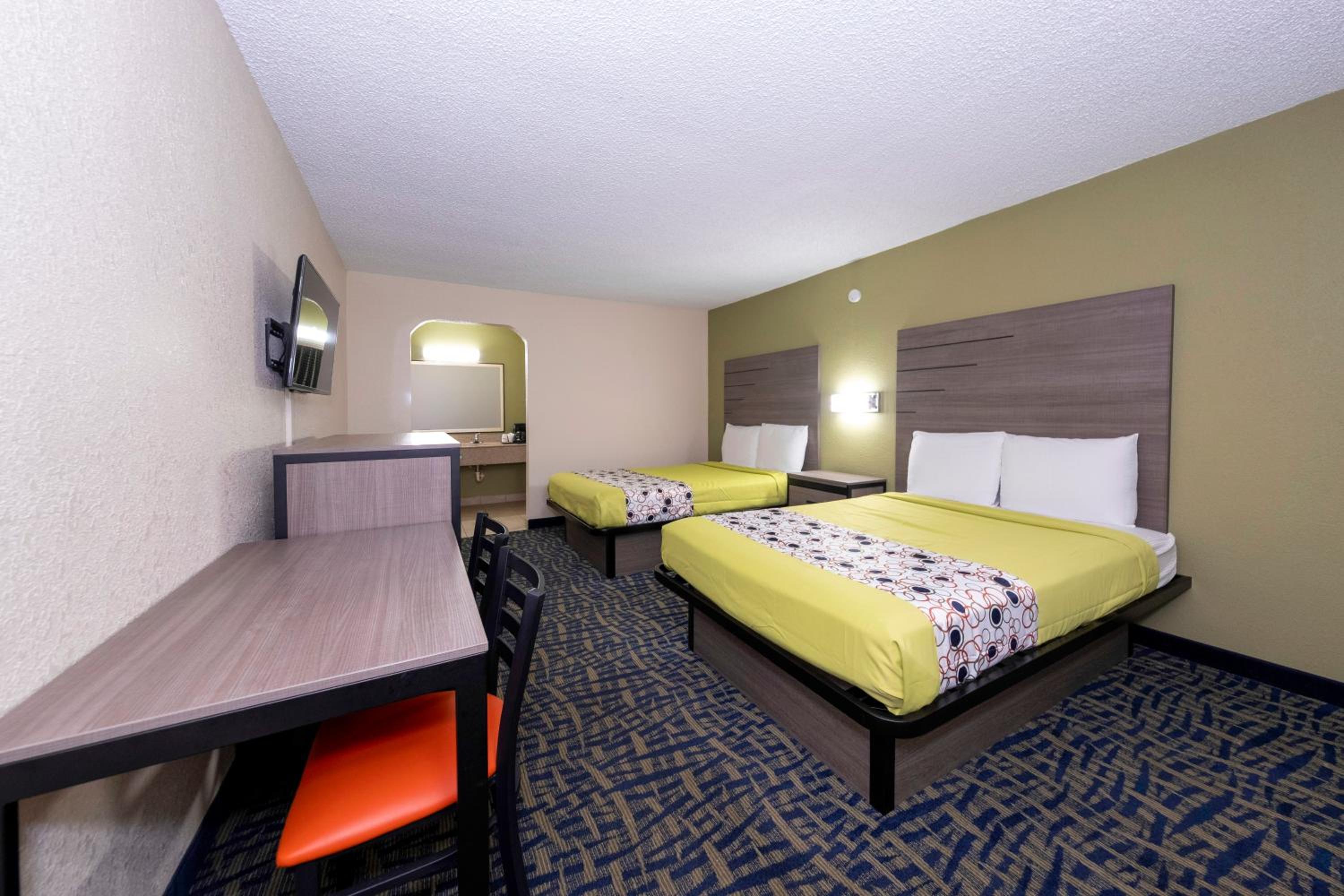 Double Room with Two Double Beds - Smoking photo 2