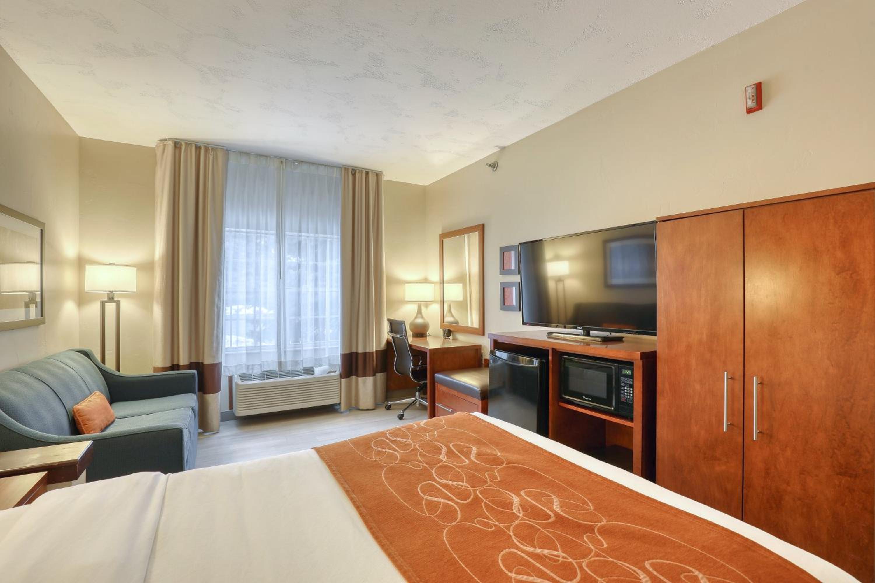 Double Suite with Roll-In Shower - Accessible/Non-Smoking - Photo 1