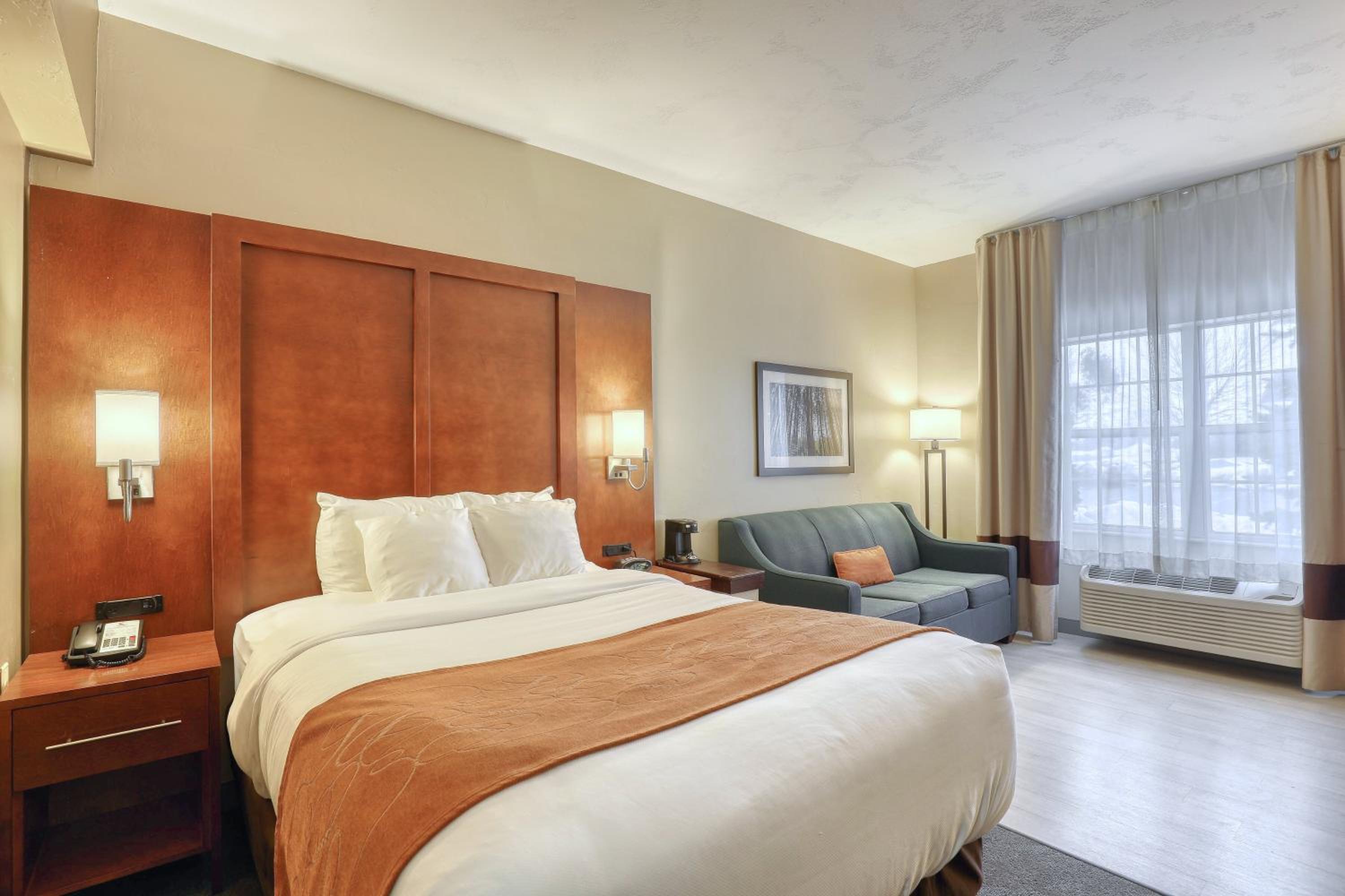 Double Suite with Roll-In Shower - Accessible/Non-Smoking - Photo 3