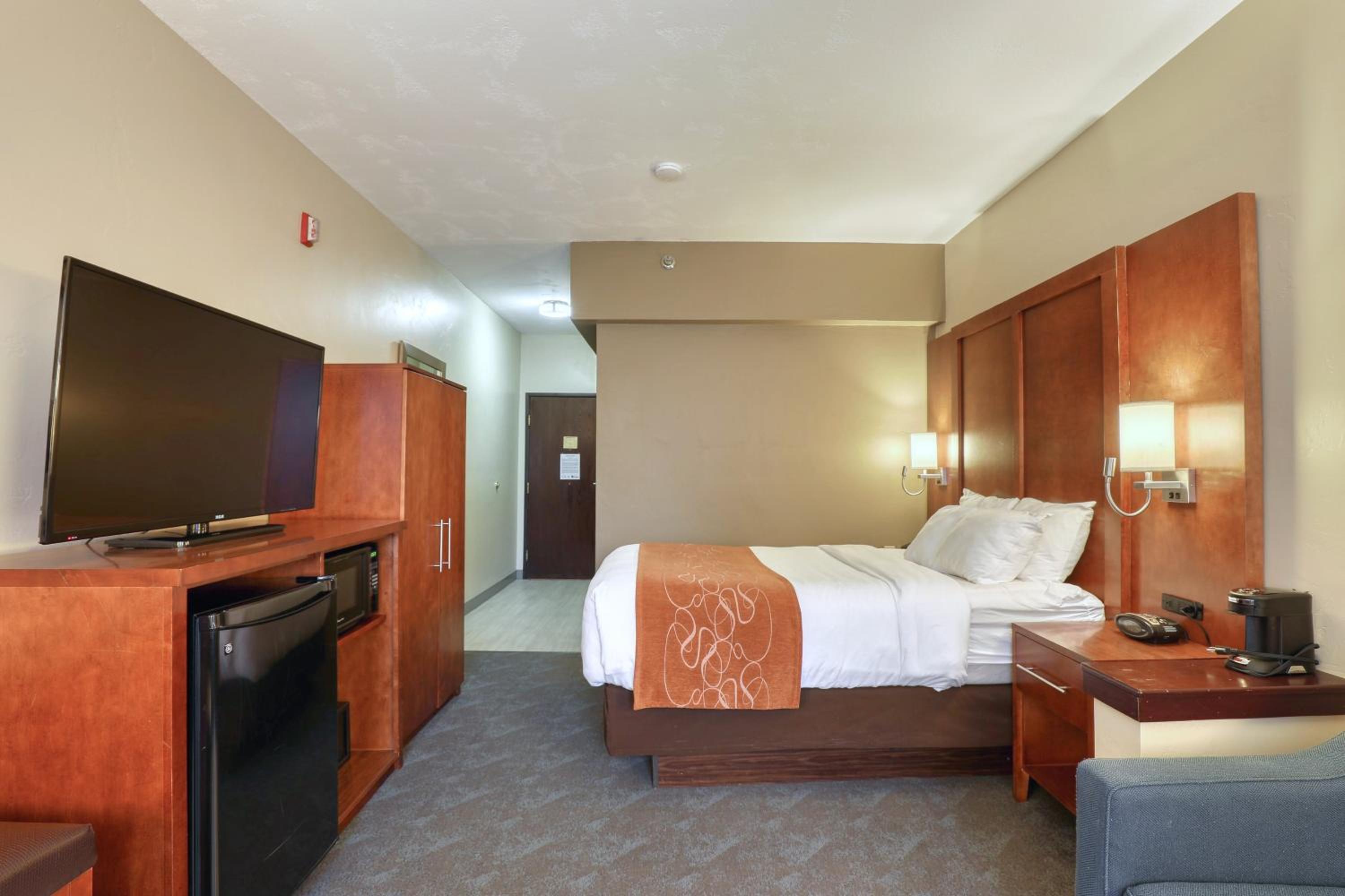 Double Suite with Roll-In Shower - Accessible/Non-Smoking - Photo 2