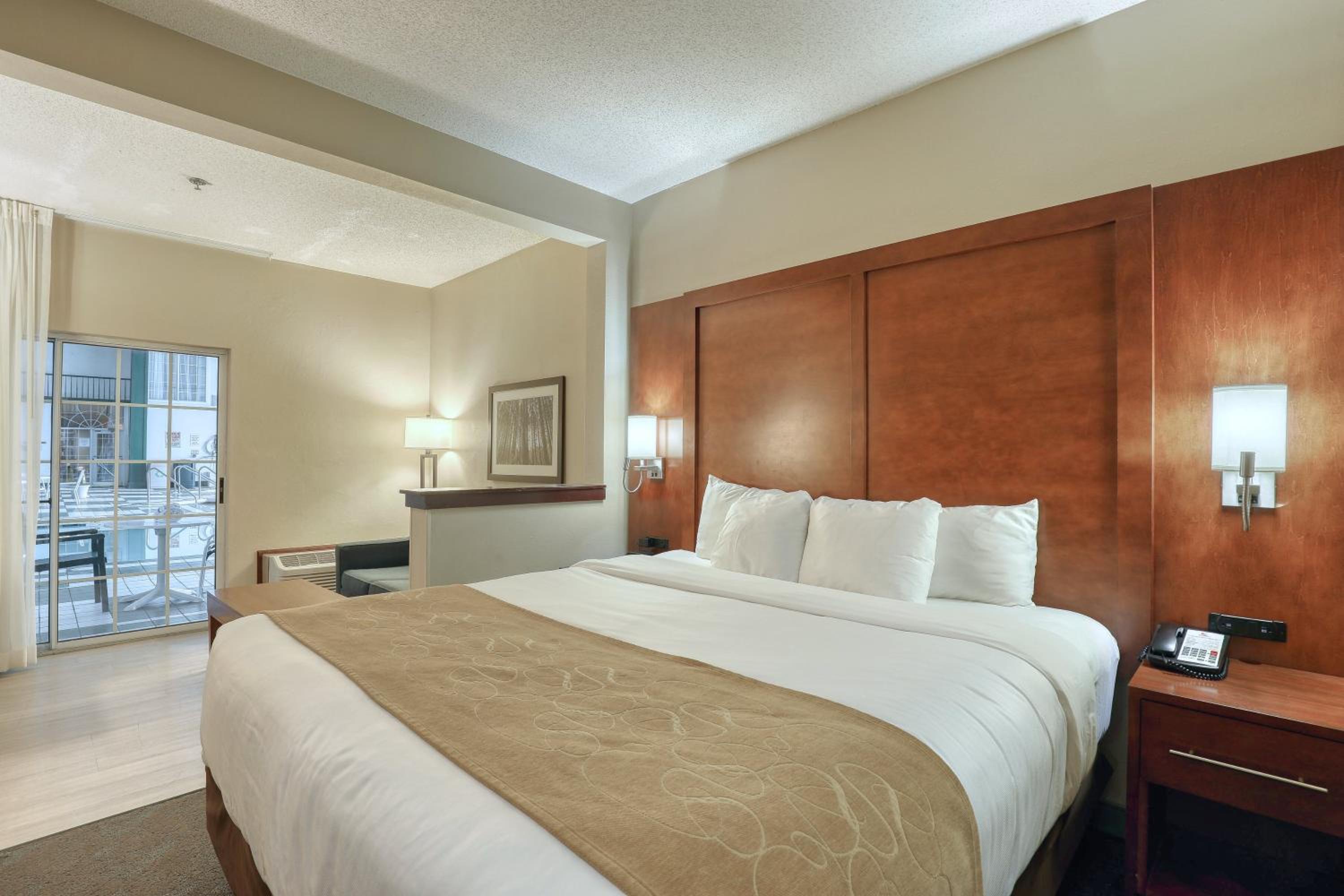 King Suite with Pool View - Non-Smoking - Photo 6