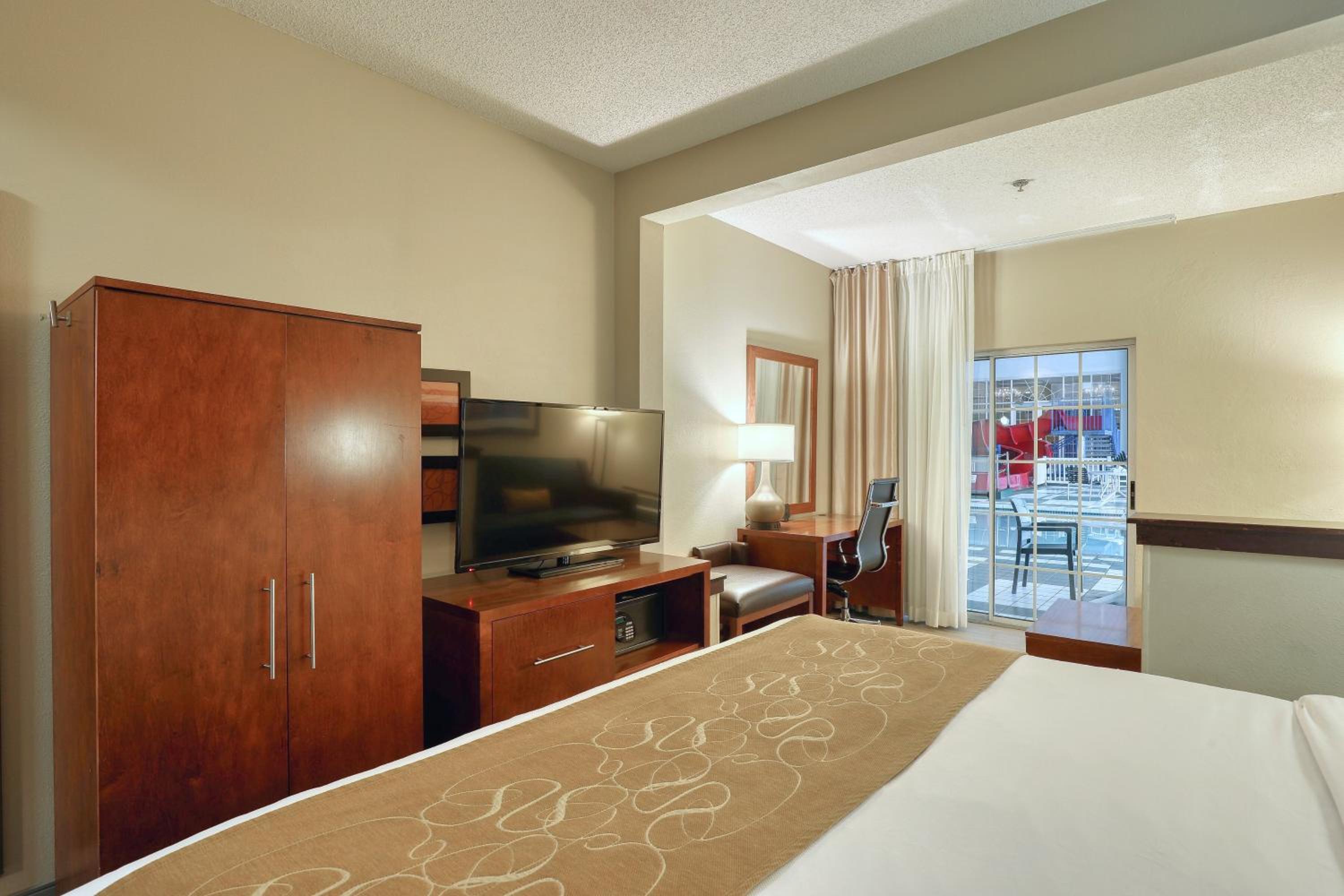 King Suite with Pool View - Non-Smoking - Photo 5
