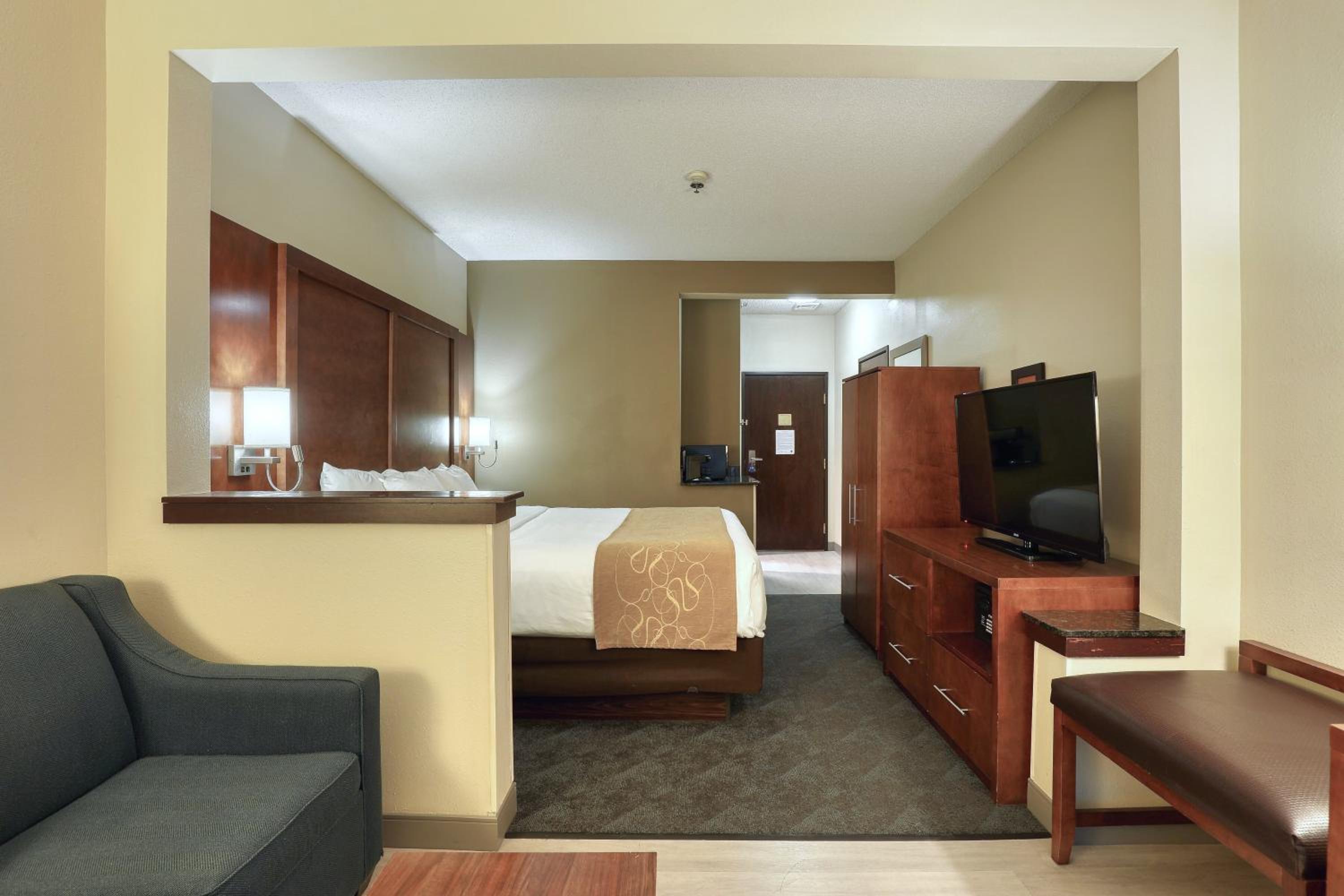 King Suite with Pool View - Non-Smoking - Photo 3