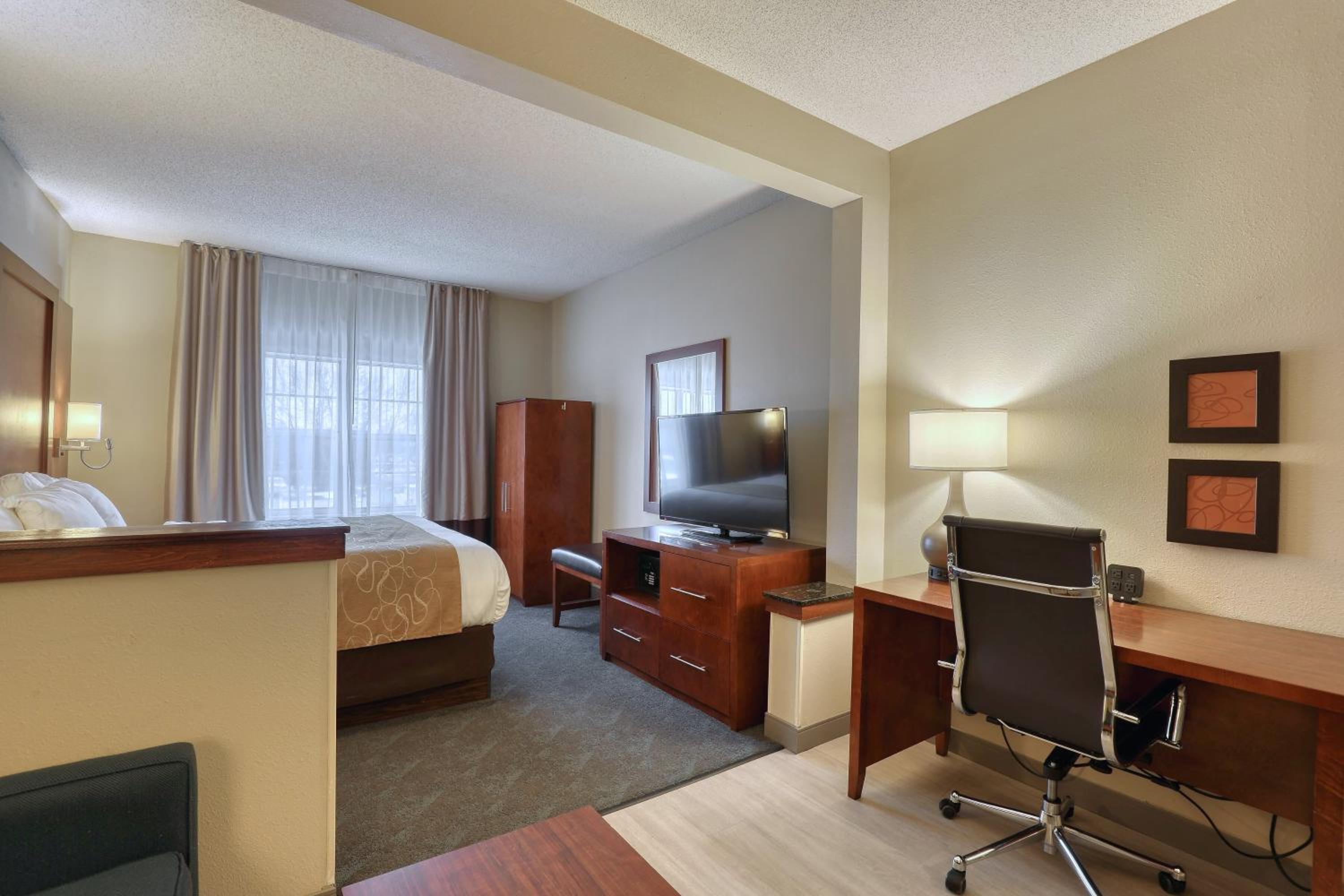 Standard King Suite - Non-Smoking - Photo 7
