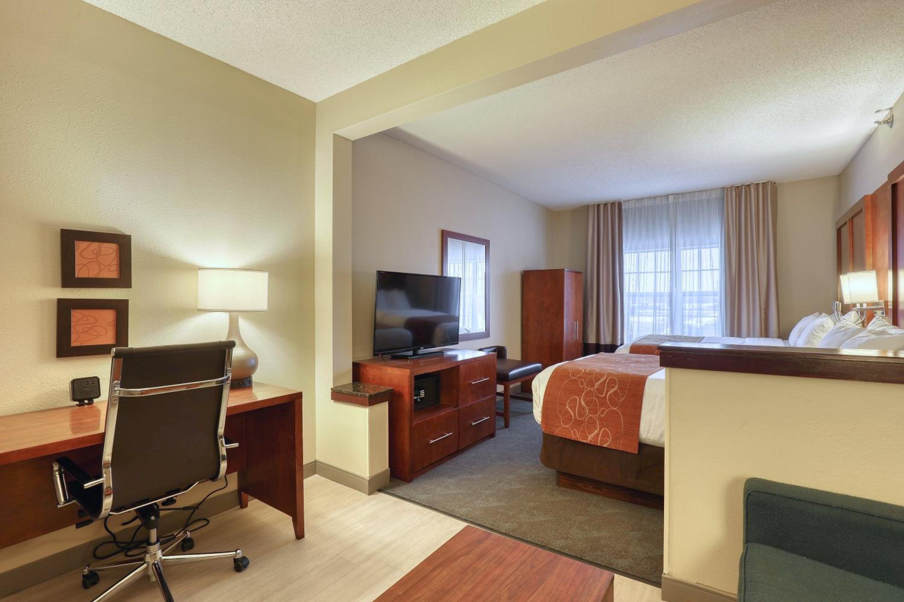  Double Suite with Two Double Beds - Non-Smoking - Photo 4