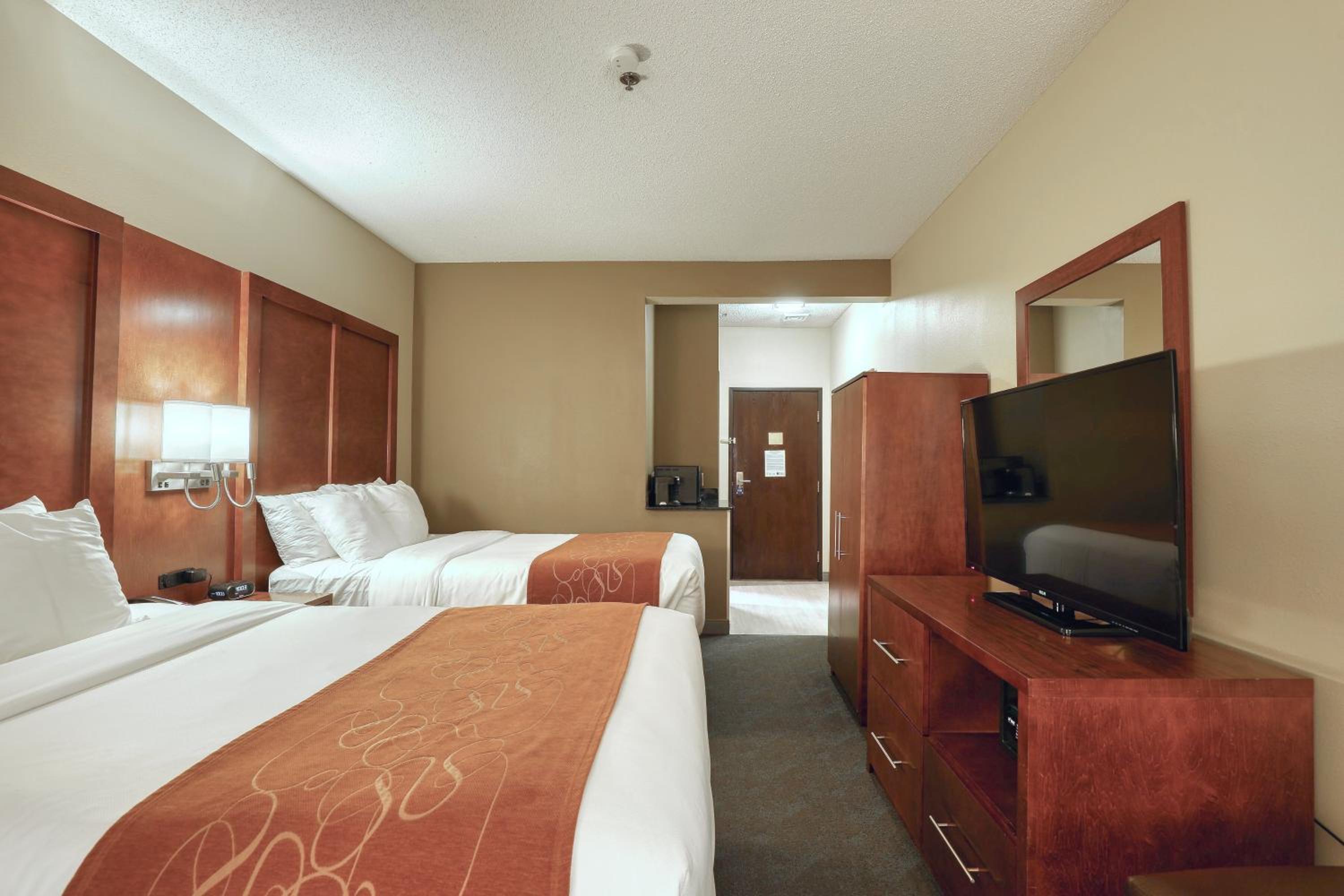 Standard Double Suite with Two Double Beds with Pool View - Non - Smoking - Photo 7
