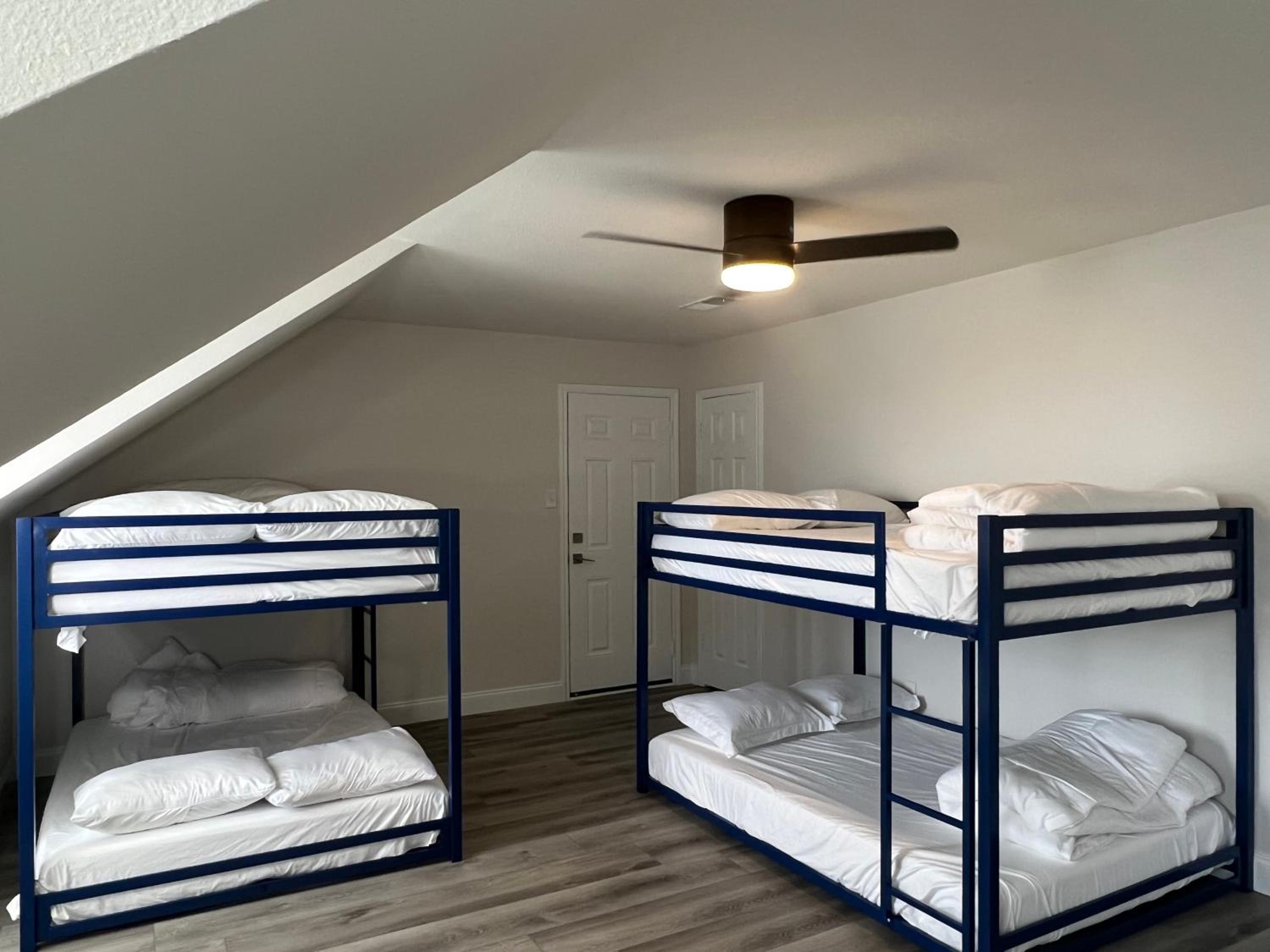 Five-Bedroom House photo 1