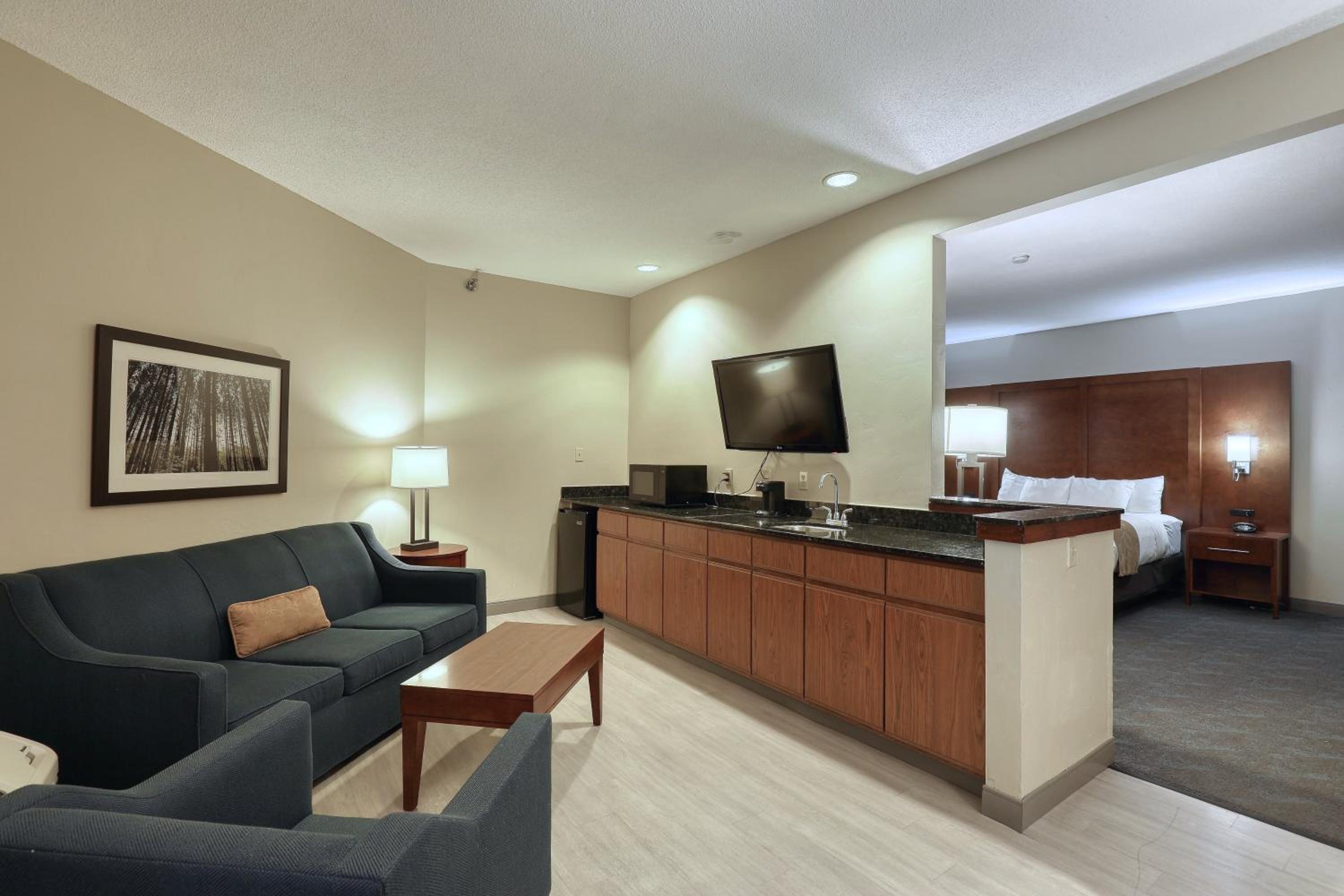 Executive King Suite - Non-Smoking - Photo 2