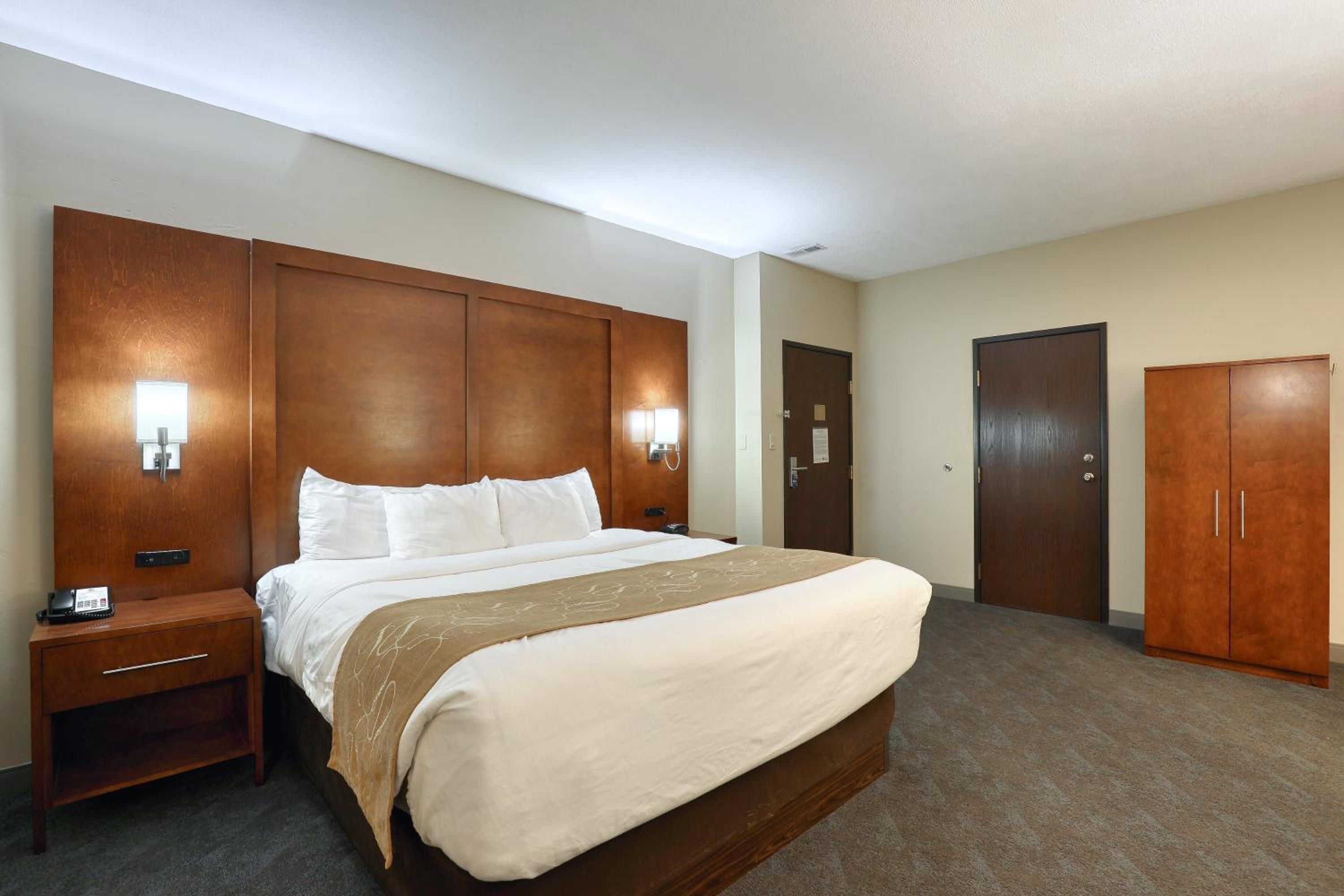 Executive King Suite - Non-Smoking - Photo 8