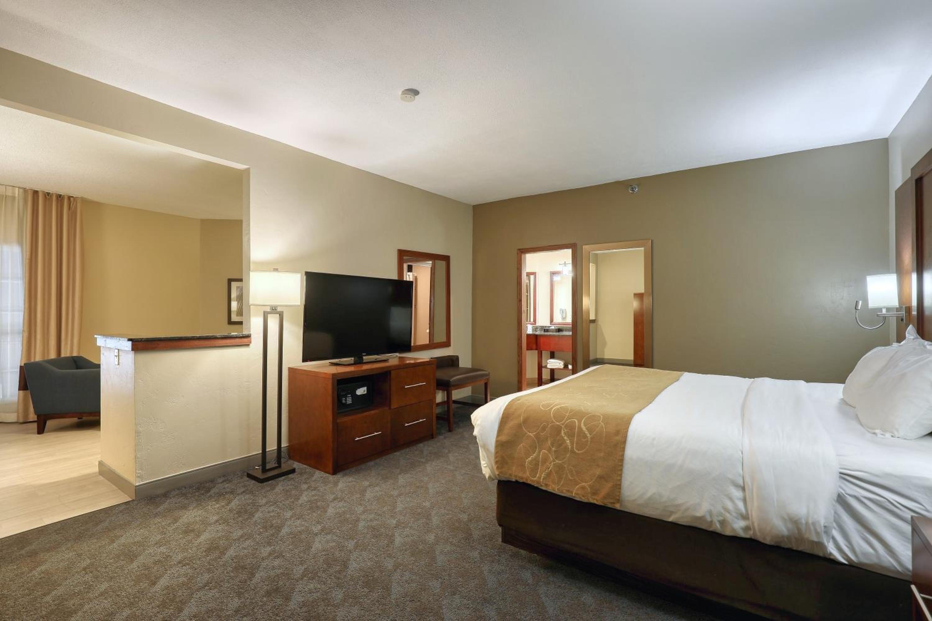 Executive King Suite - Non-Smoking - Photo 4