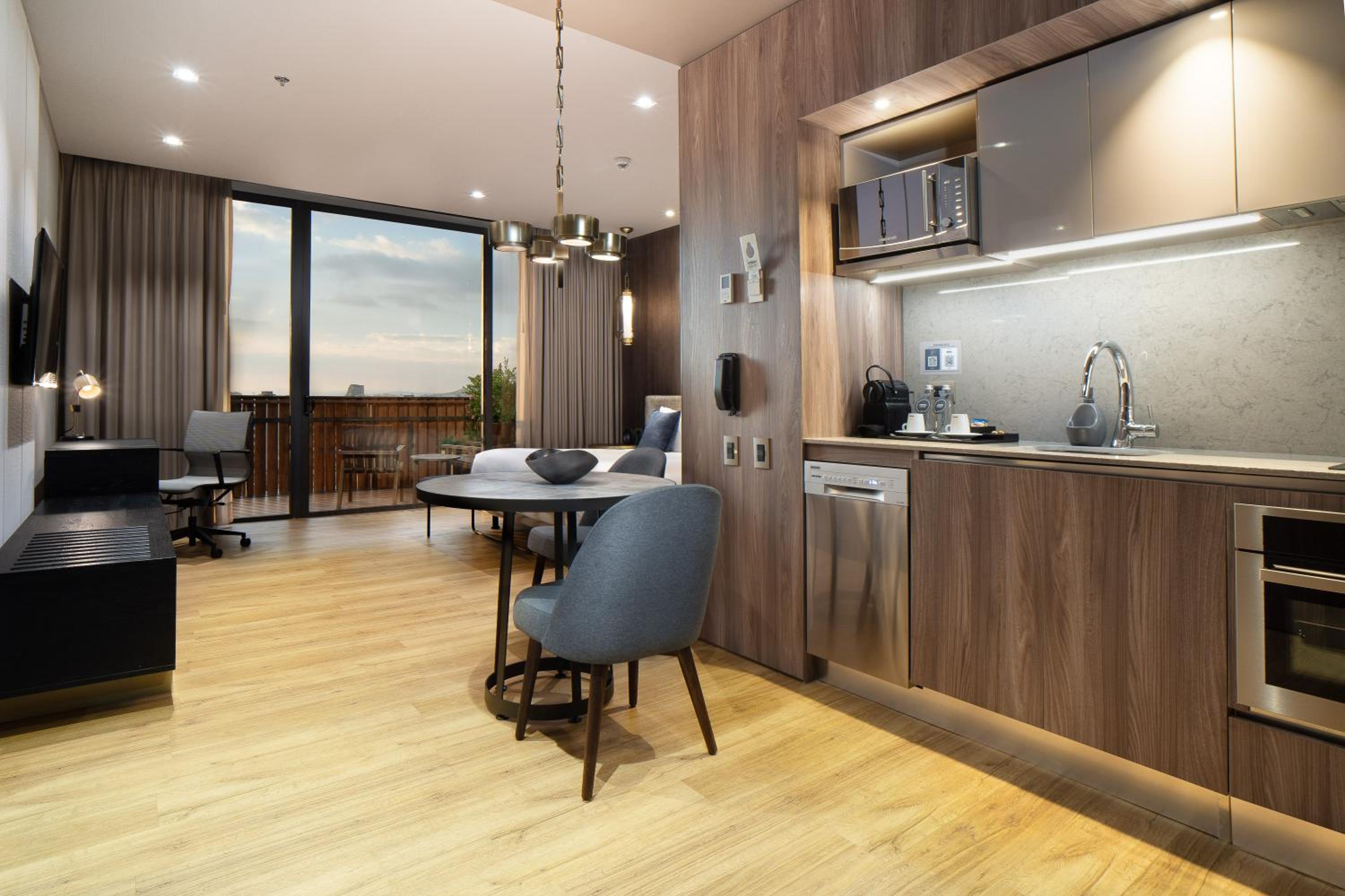 Junior King Apartaroom with Mountain View - Photo 6