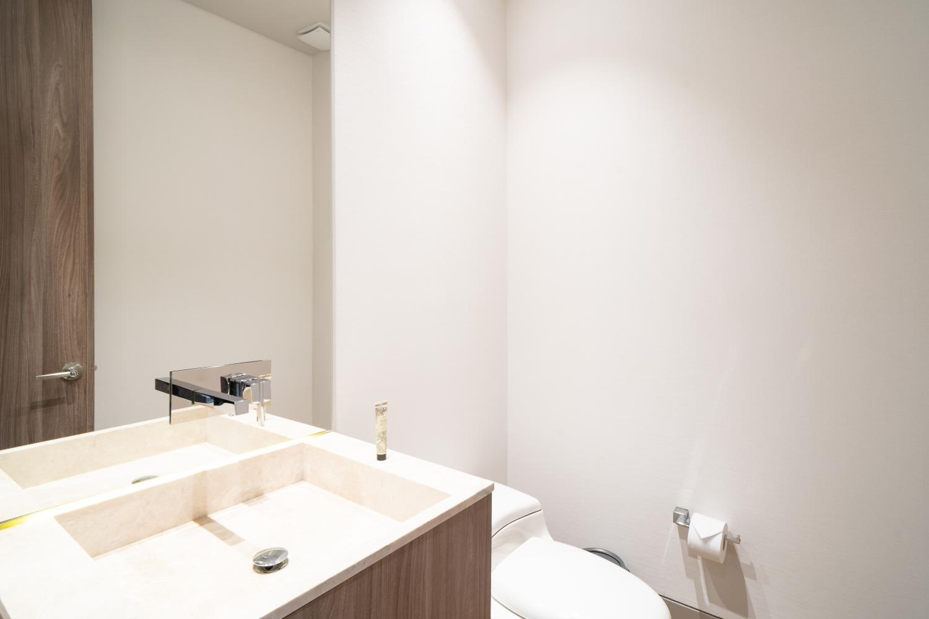 King Room with Roll-In Shower - Mobility Accessible - Photo 10