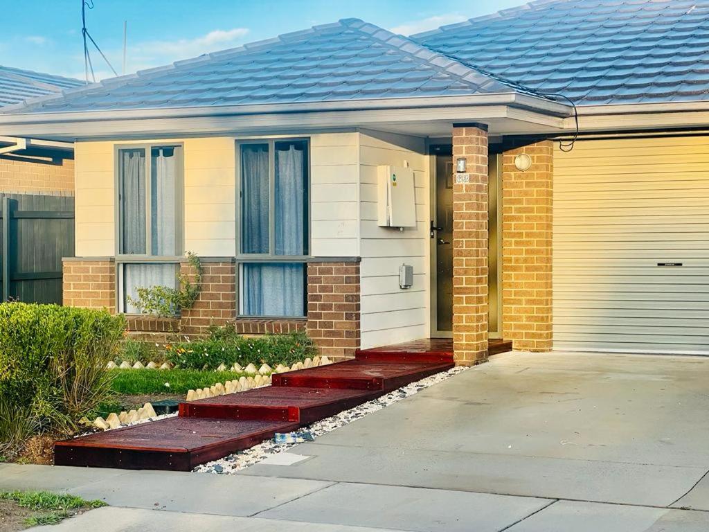 Three-Bedroom House photo 3