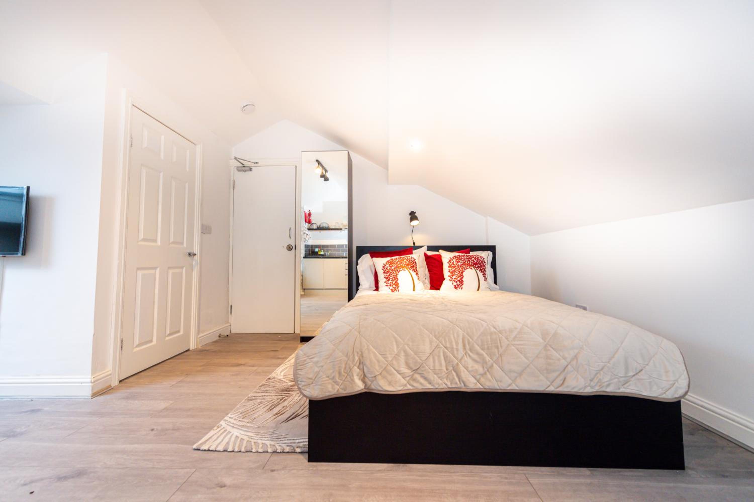 Studio Apartment - Photo 3