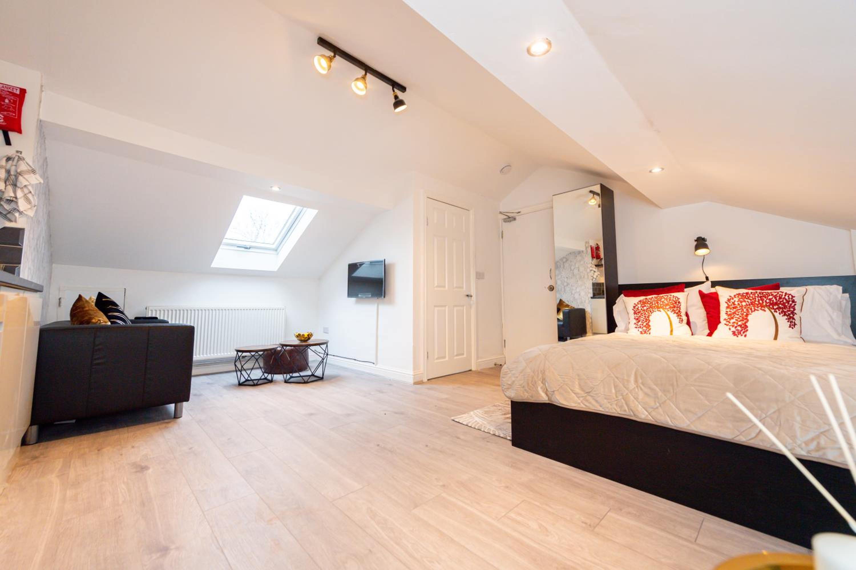 Studio Apartment - Photo 21