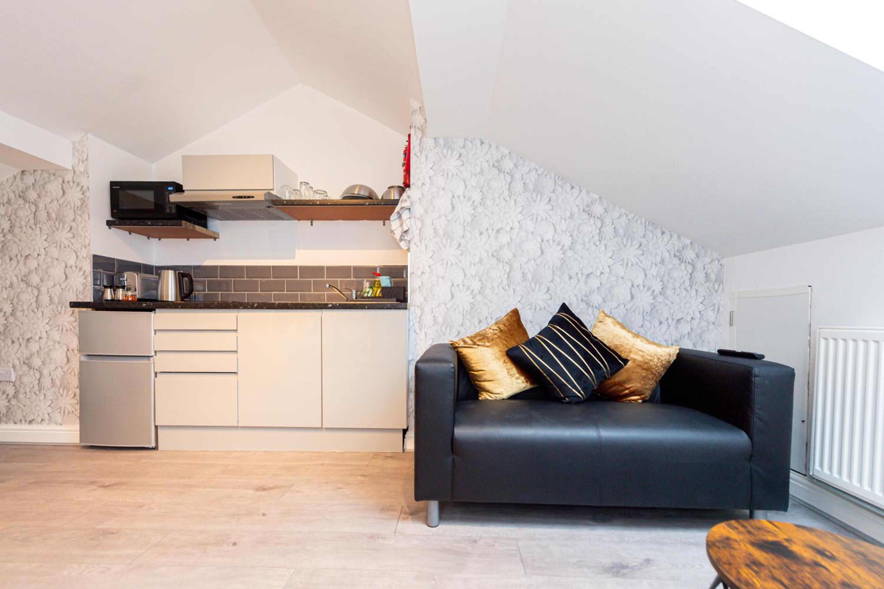 Studio Apartment - Photo 27