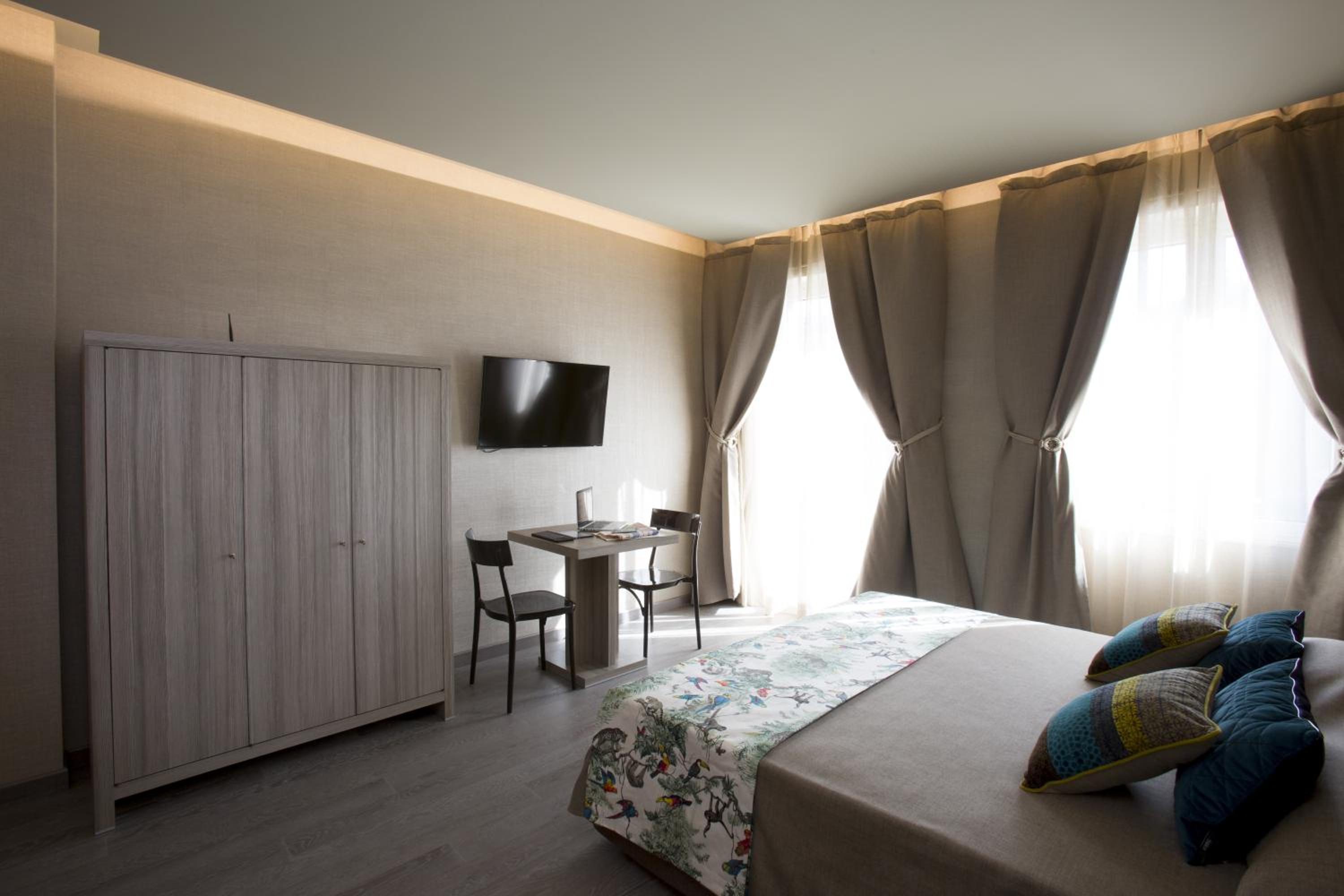 Quadruple Room with Balcony - Photo 7