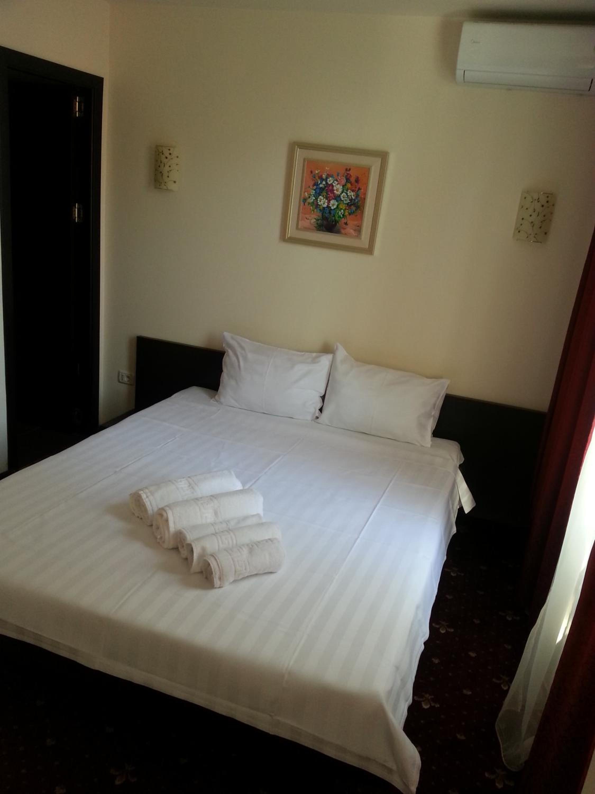 One-Bedroom Suite - Photo 4