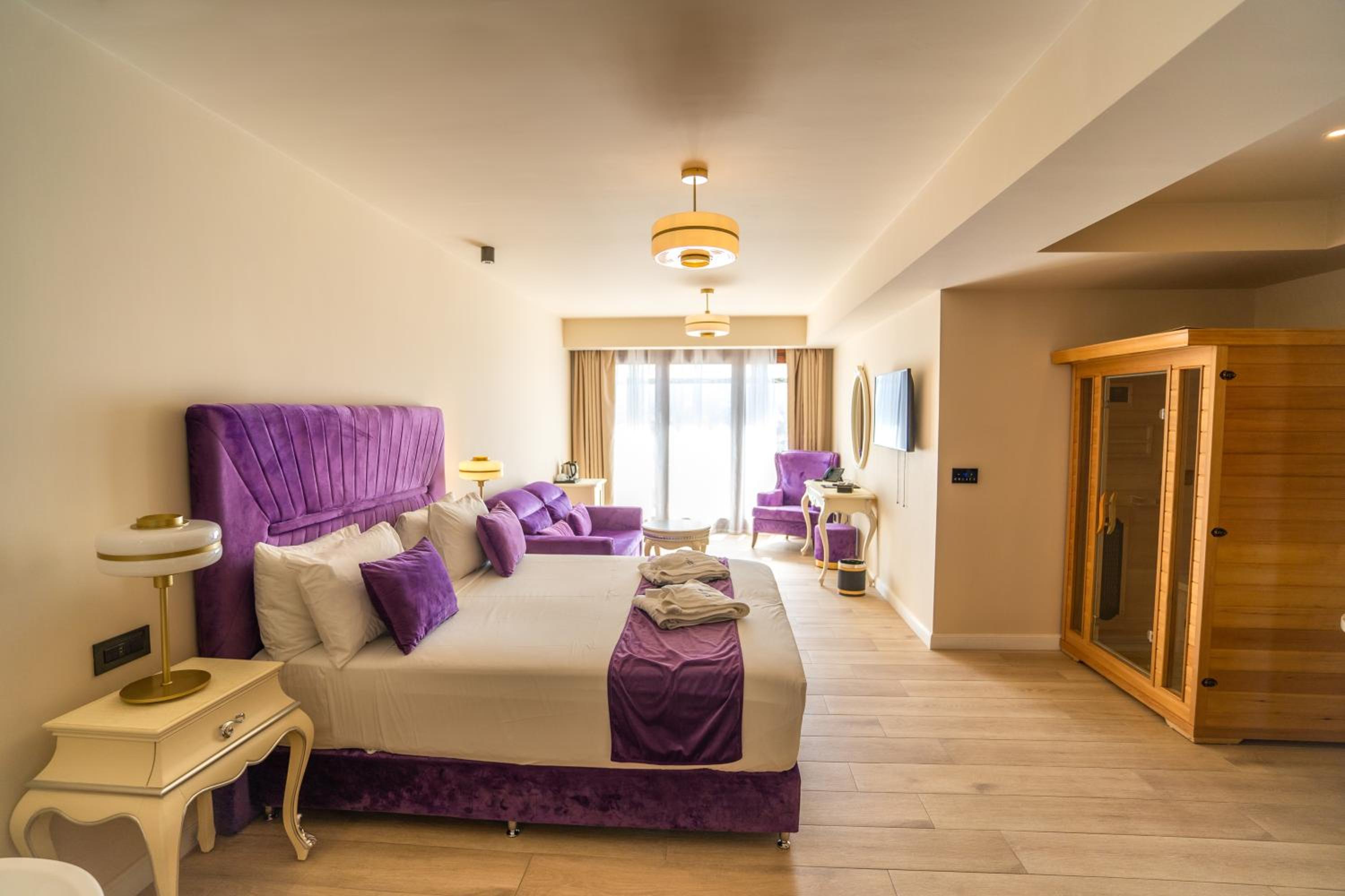Suite with Spa Bath photo 3