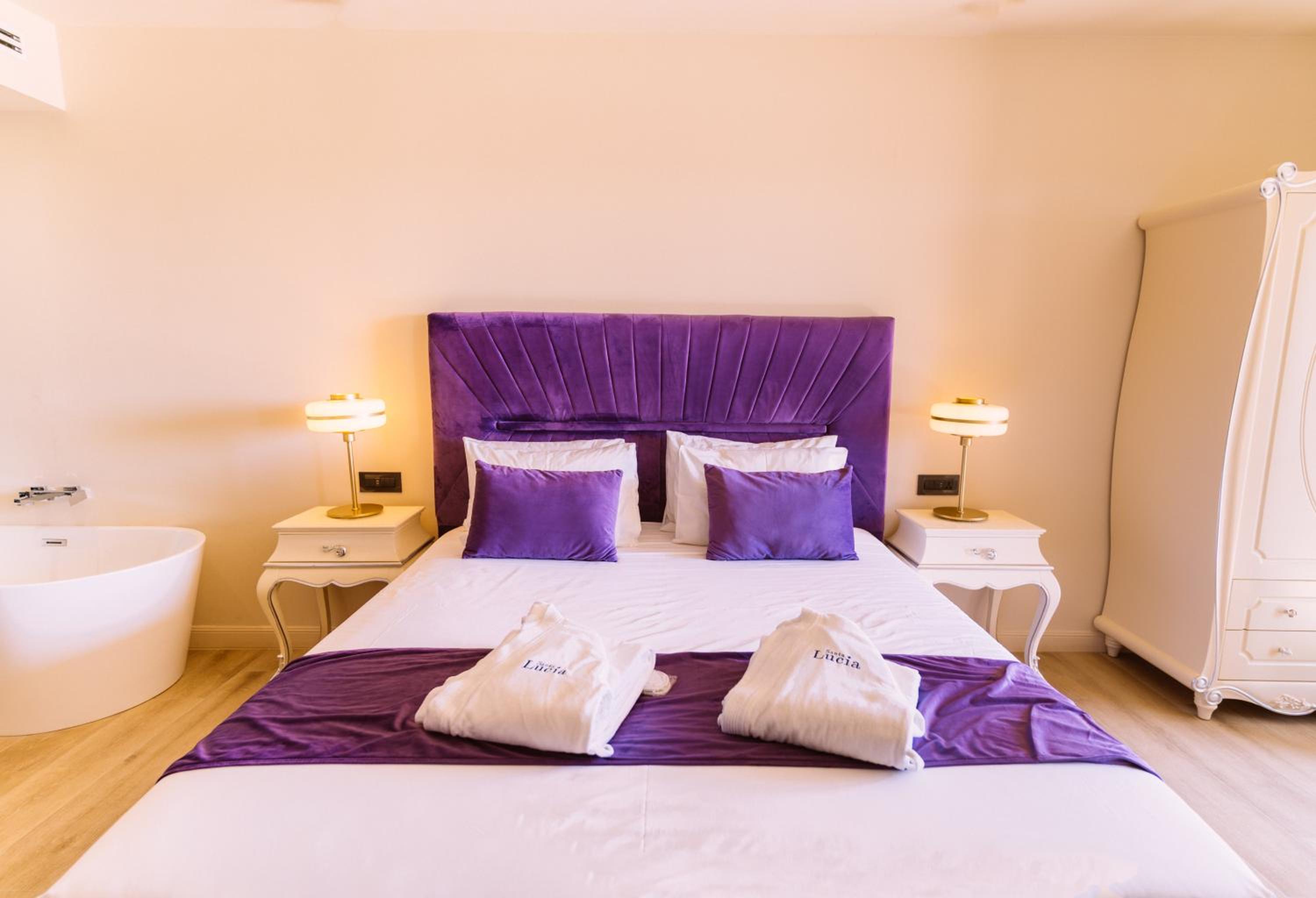 Deluxe King Suite photo 3