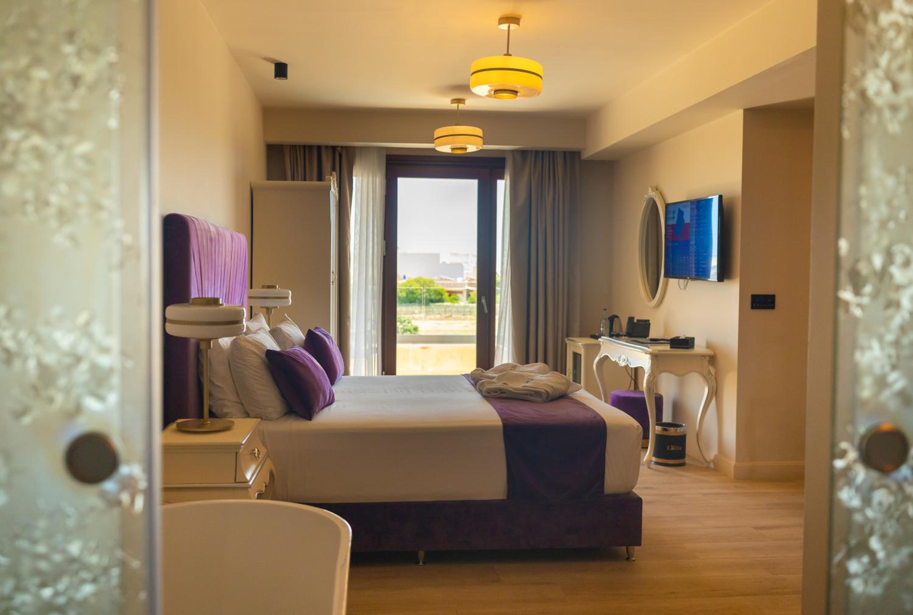 Deluxe King Suite