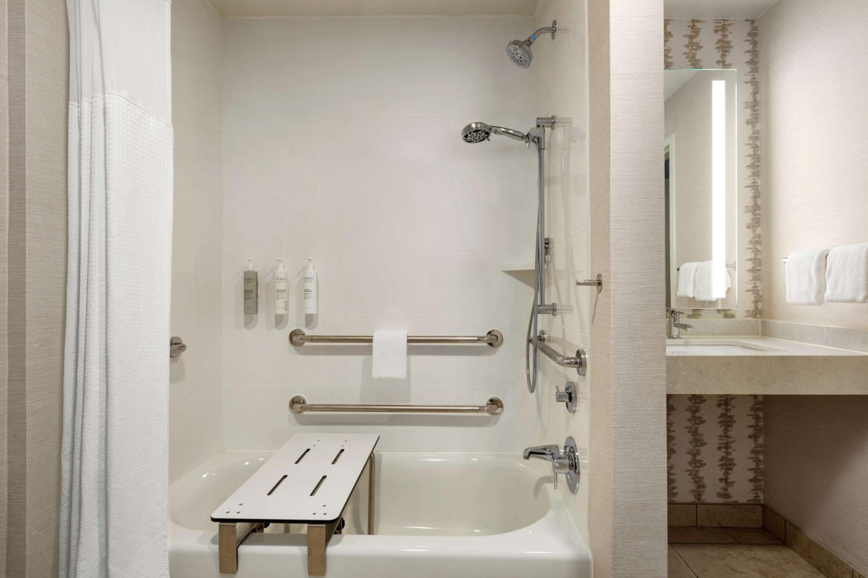 King Room with Tub - Mobility and Hearing Access - Photo 2