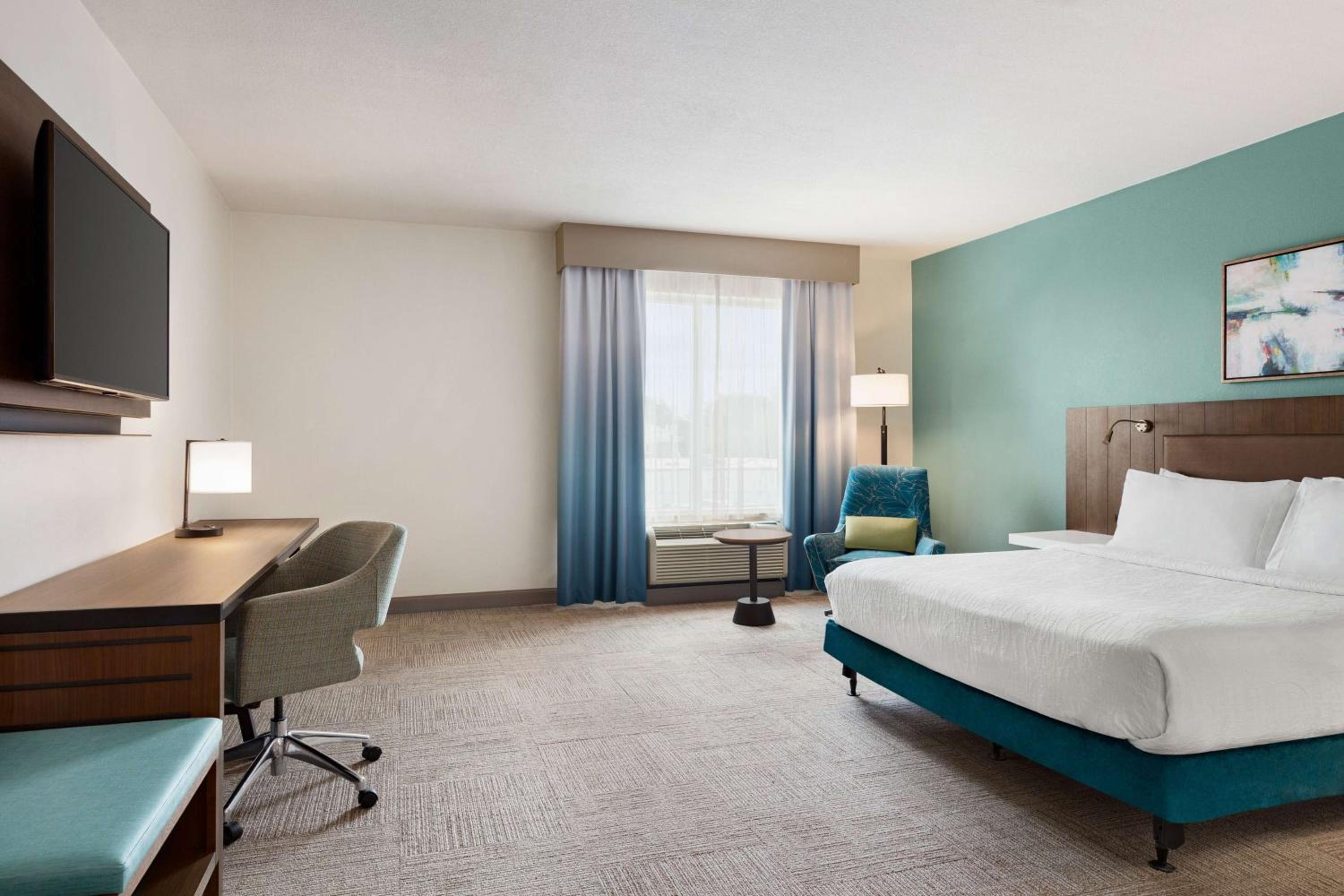 King Room with Tub - Mobility and Hearing Access - Photo 1