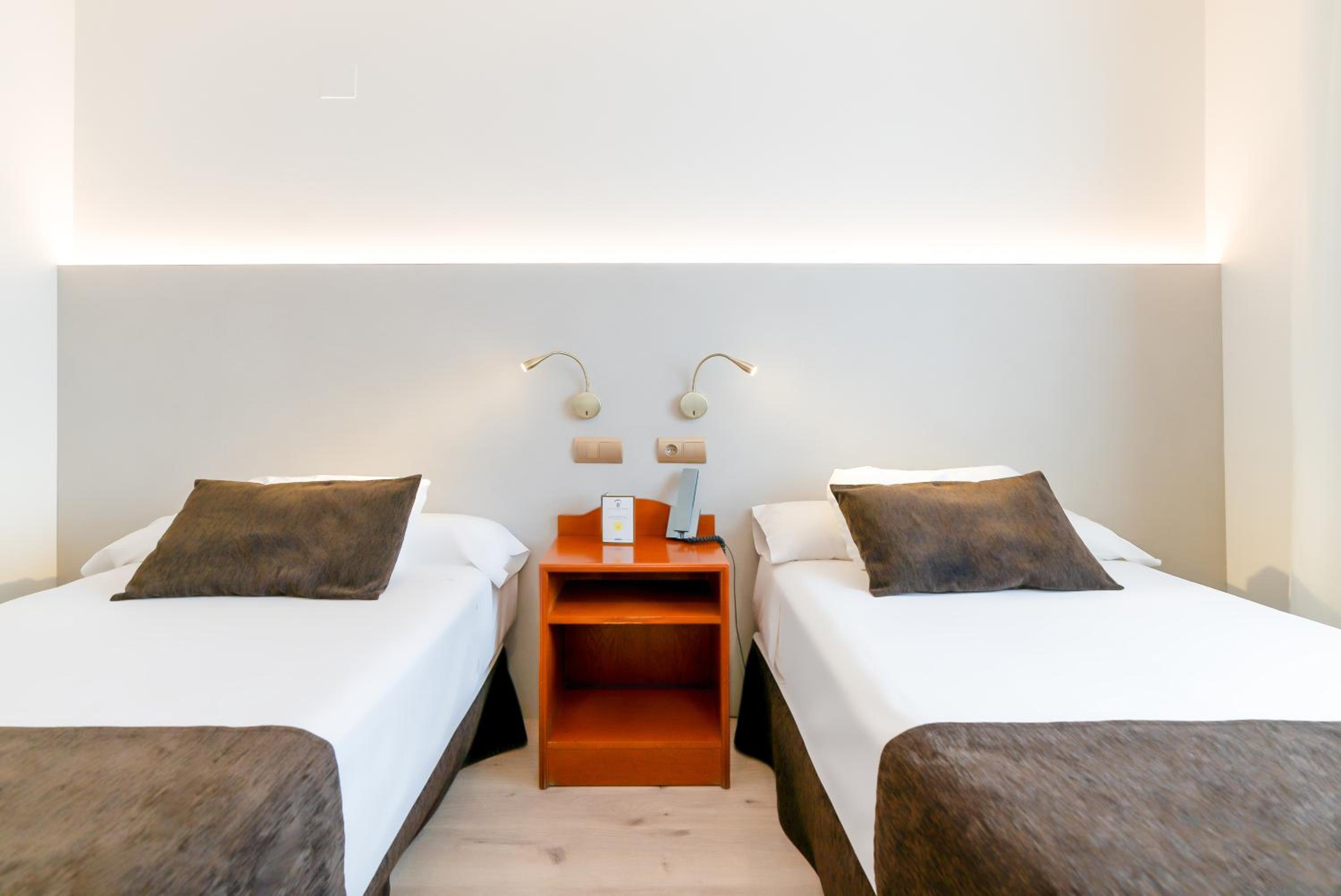 Double or Twin Room - Photo 5