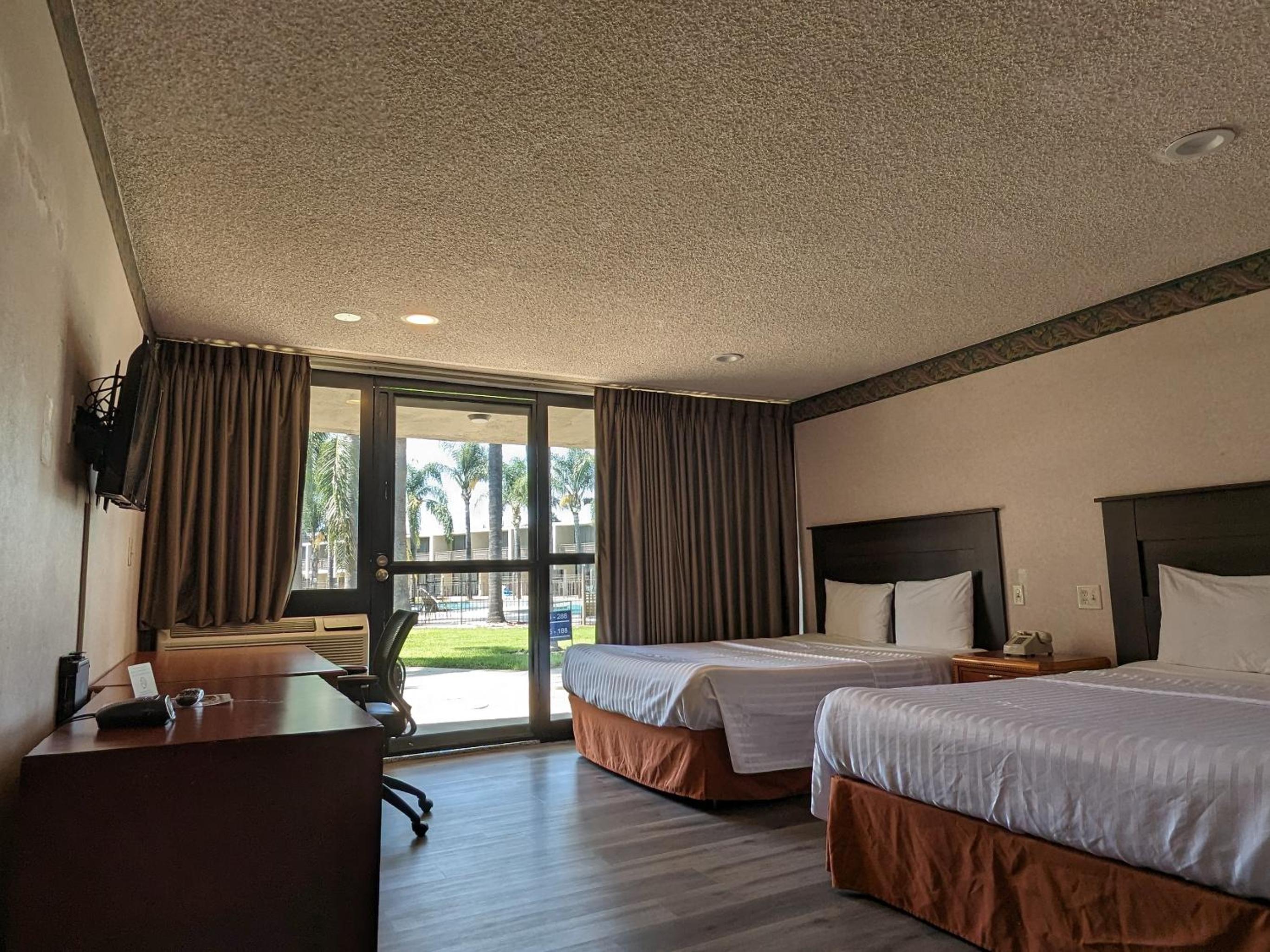 Two Queen Bed Room Interior - Photo 7