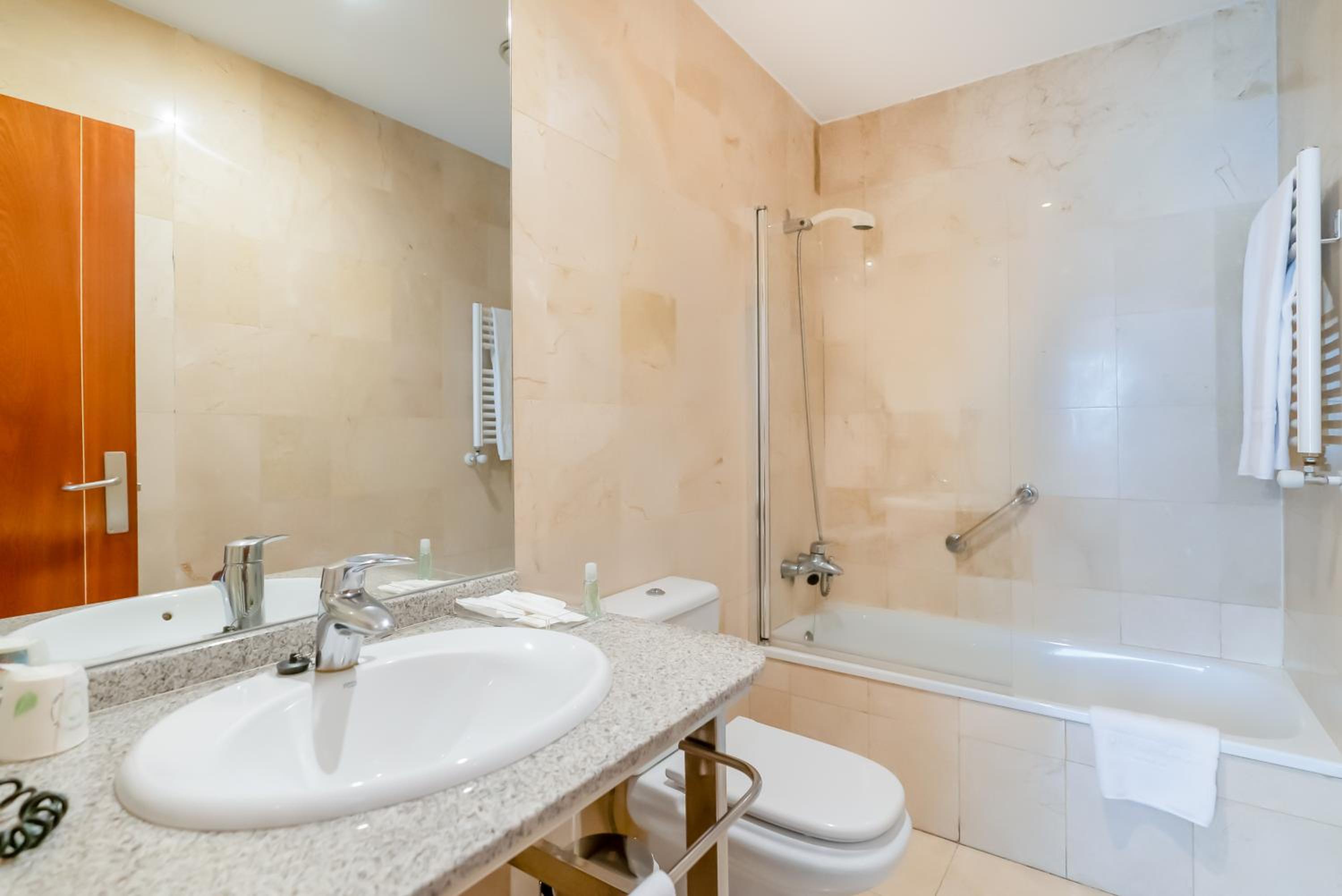 Double or Twin Room - Photo 6
