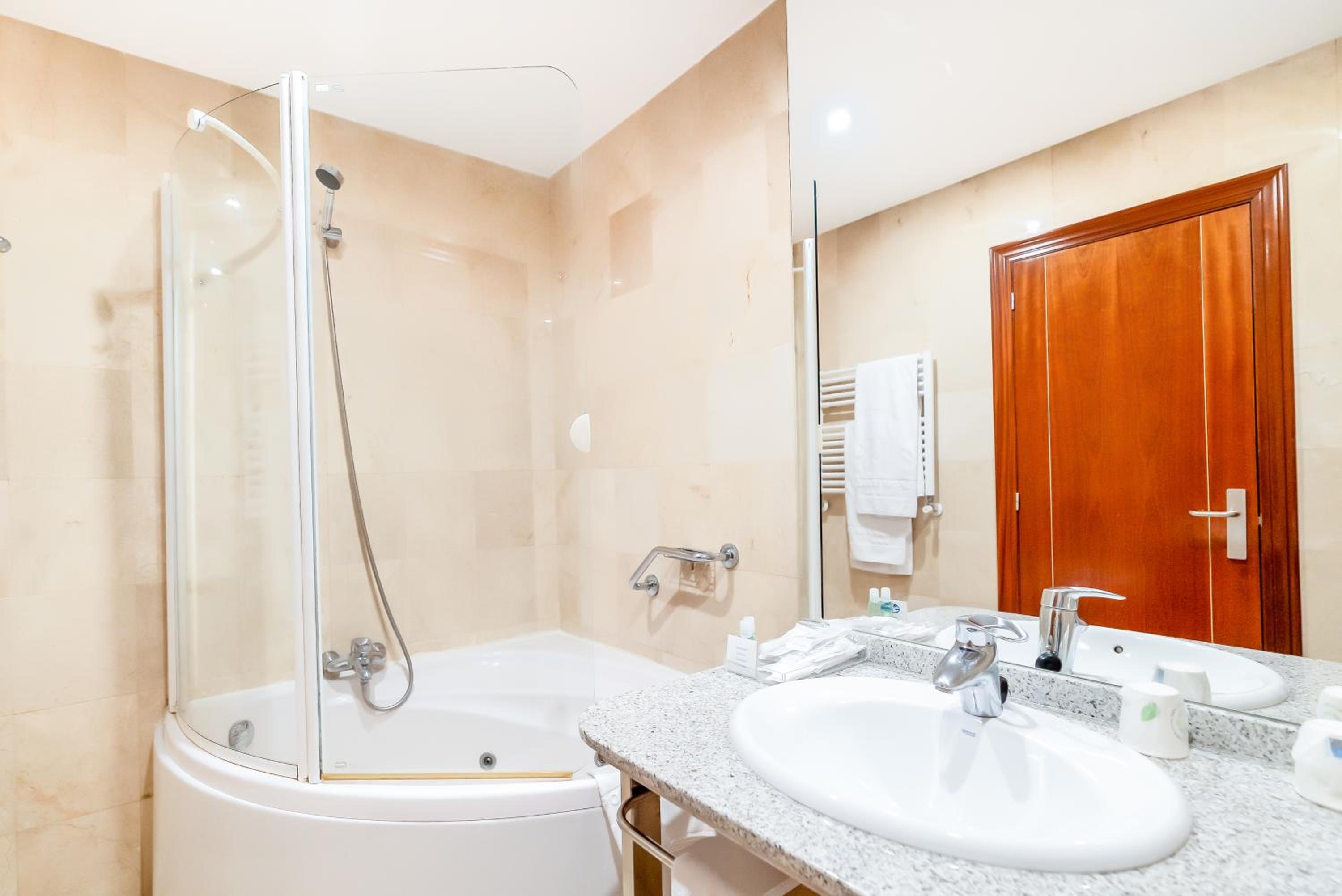 Superior Double or Twin Room - Photo 9