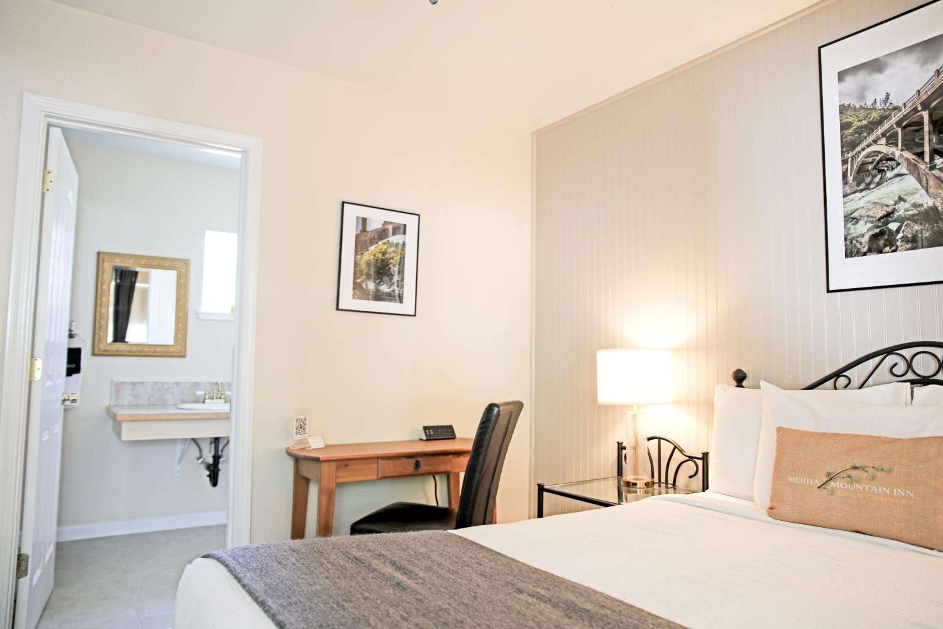 Standard Queen Room photo 3