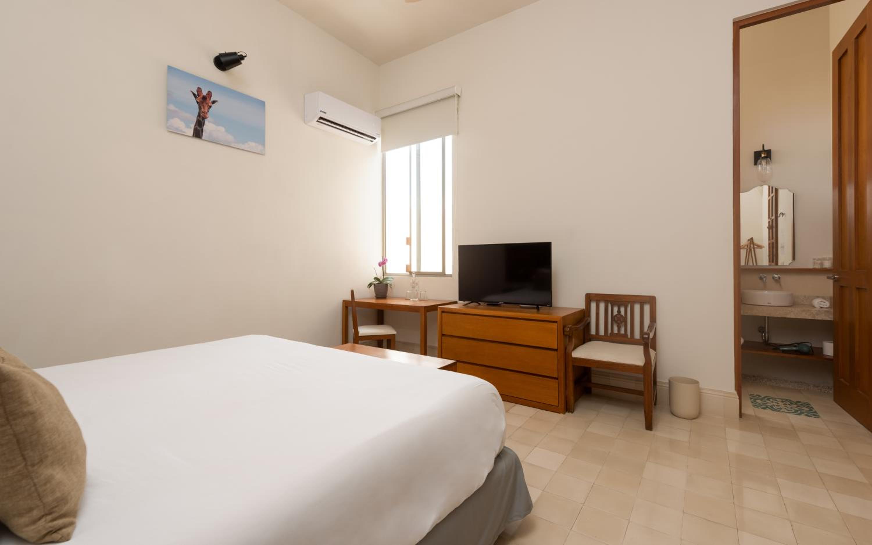 Superior King Room - Photo 8